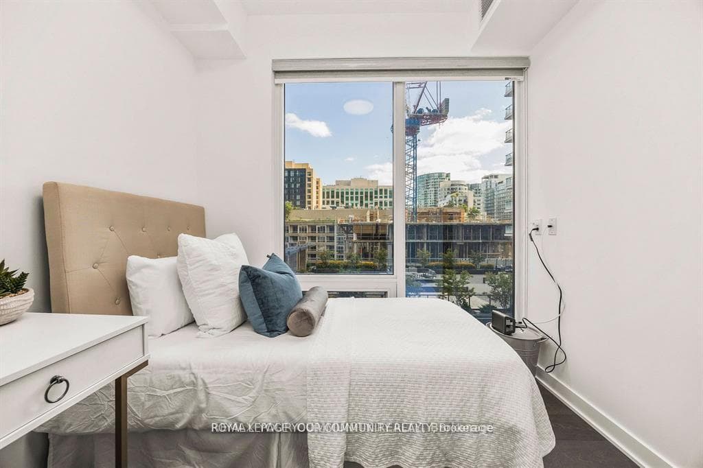 125 BLUE JAYS Way Unit 1002 photo 16