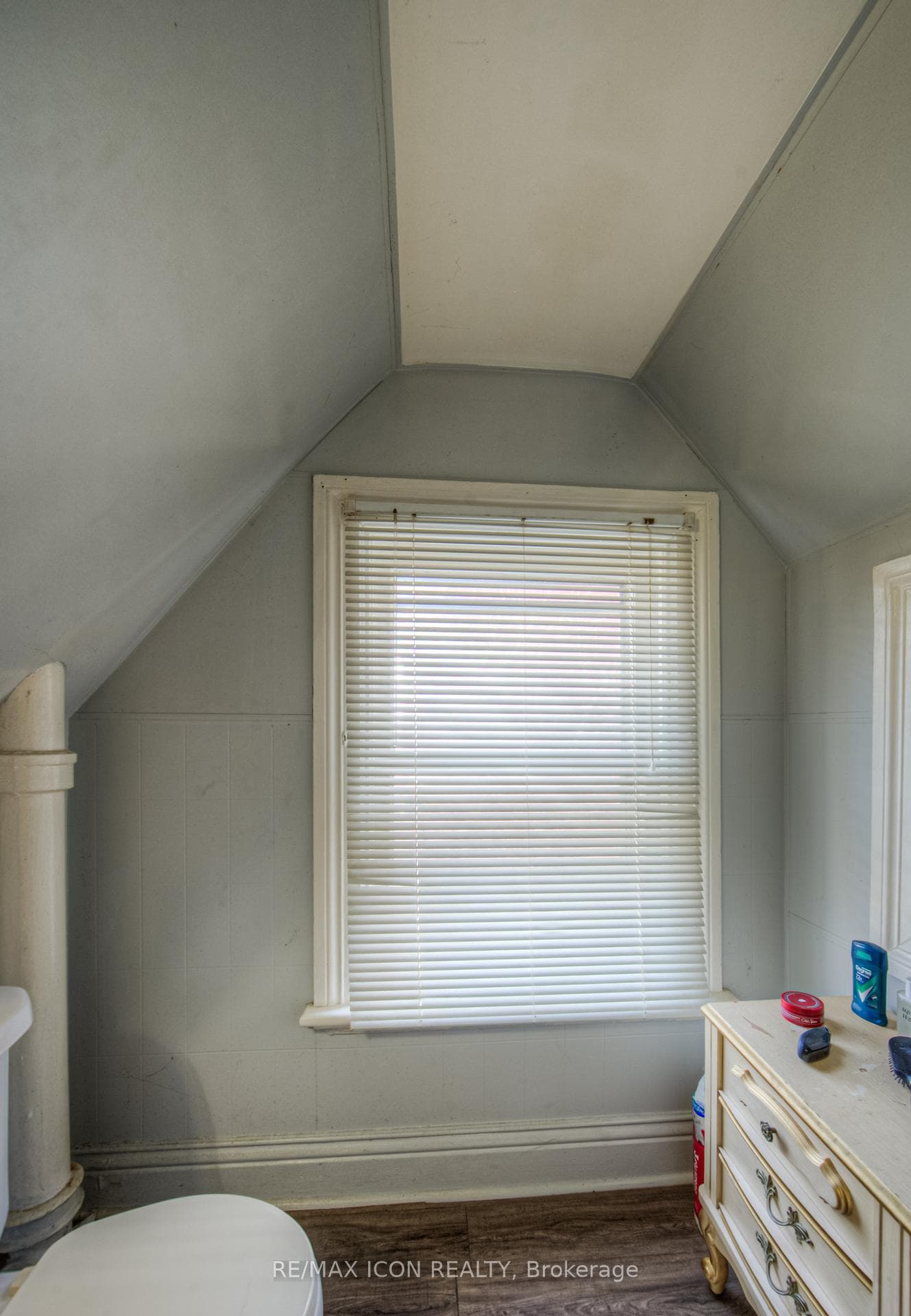 524 Colborne Street photo 33