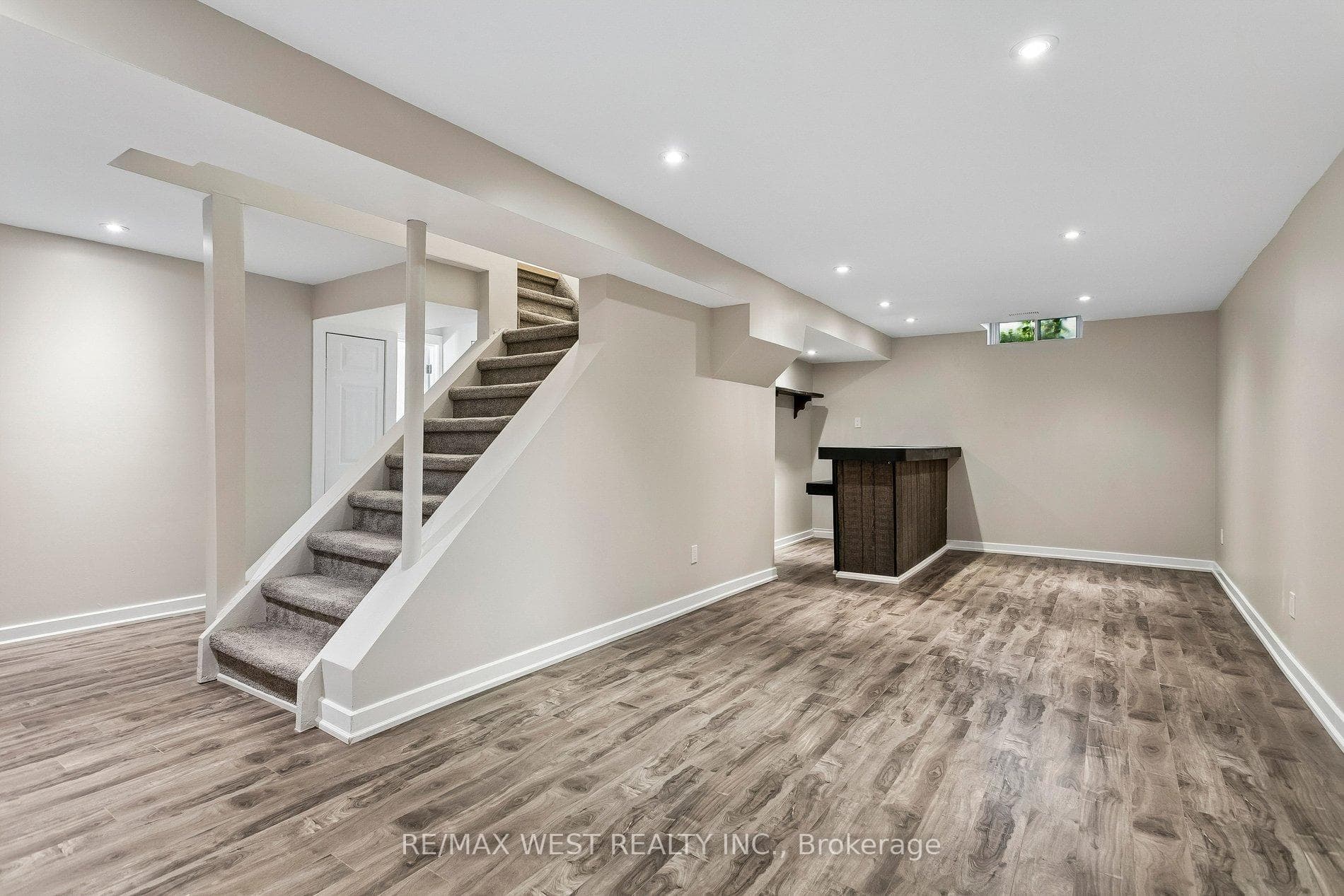 563 Joyce Boulevard photo 41