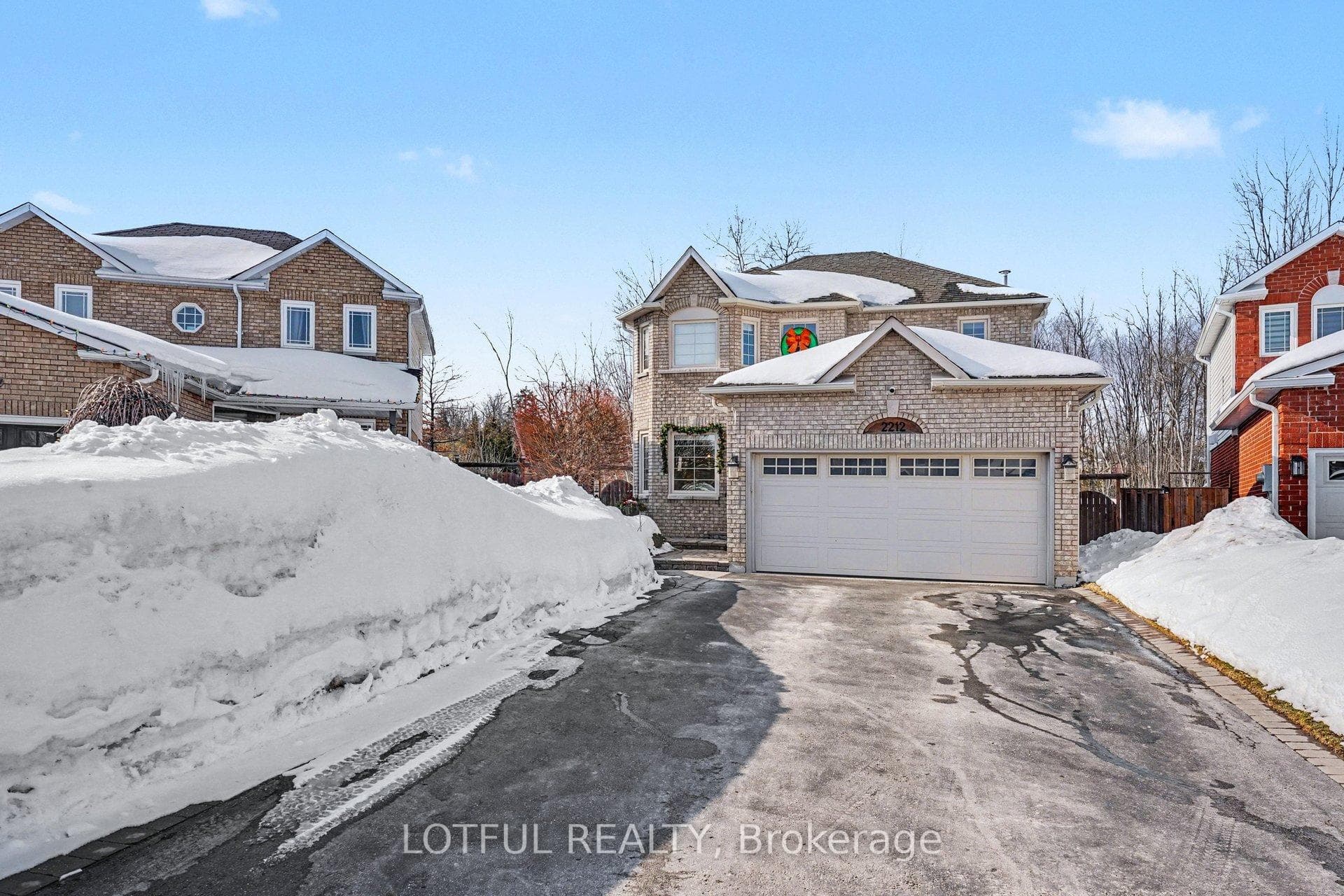 2212 Chalmers Crescent photo 2