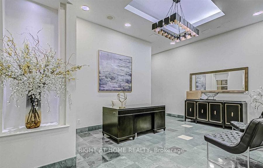 409 Bloor Street Unit 702 photo 3