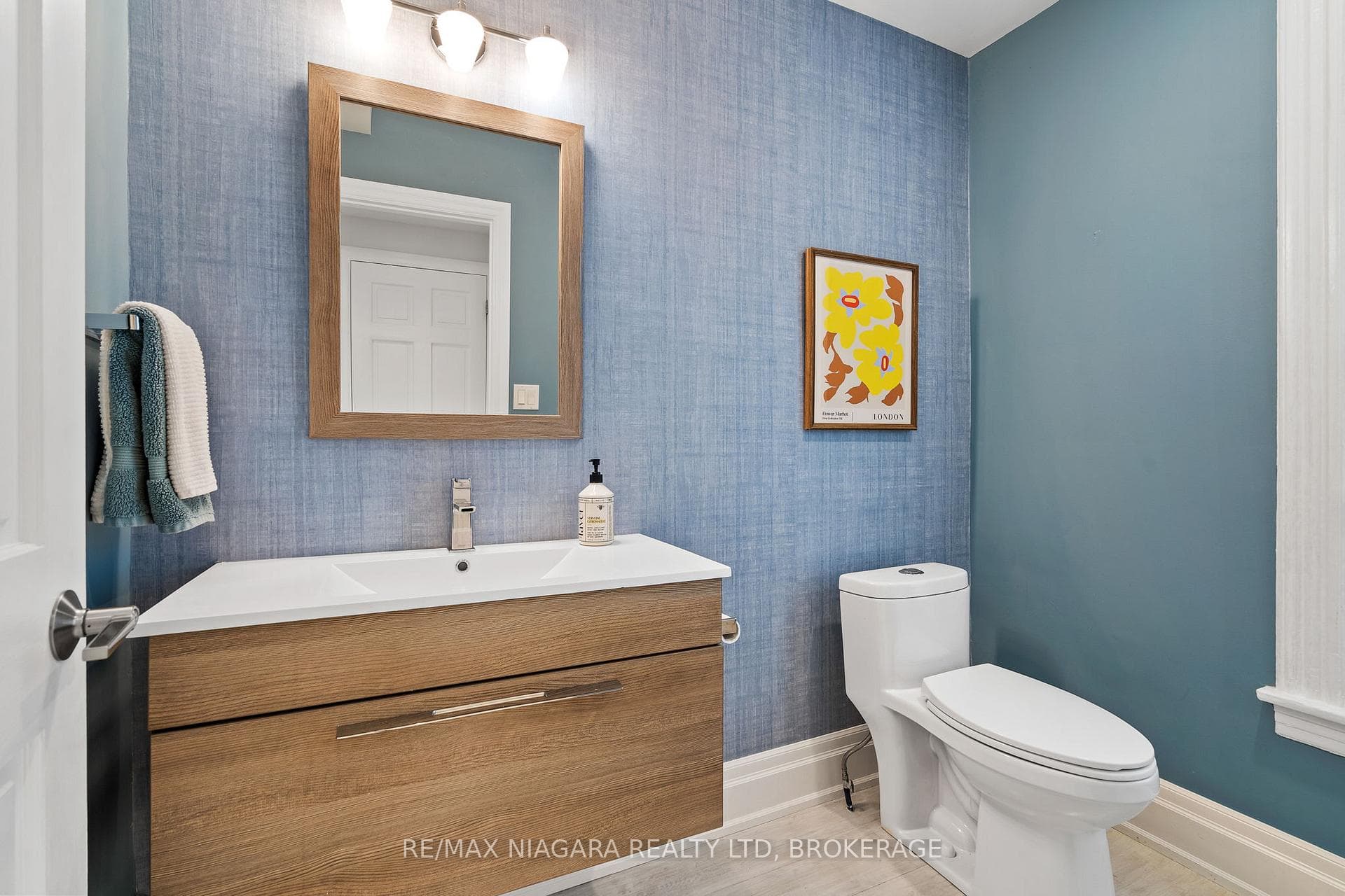 6 Simcoe Street photo 16
