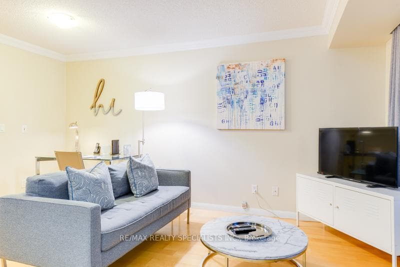 140 Simcoe Street Unit 818 photo 2