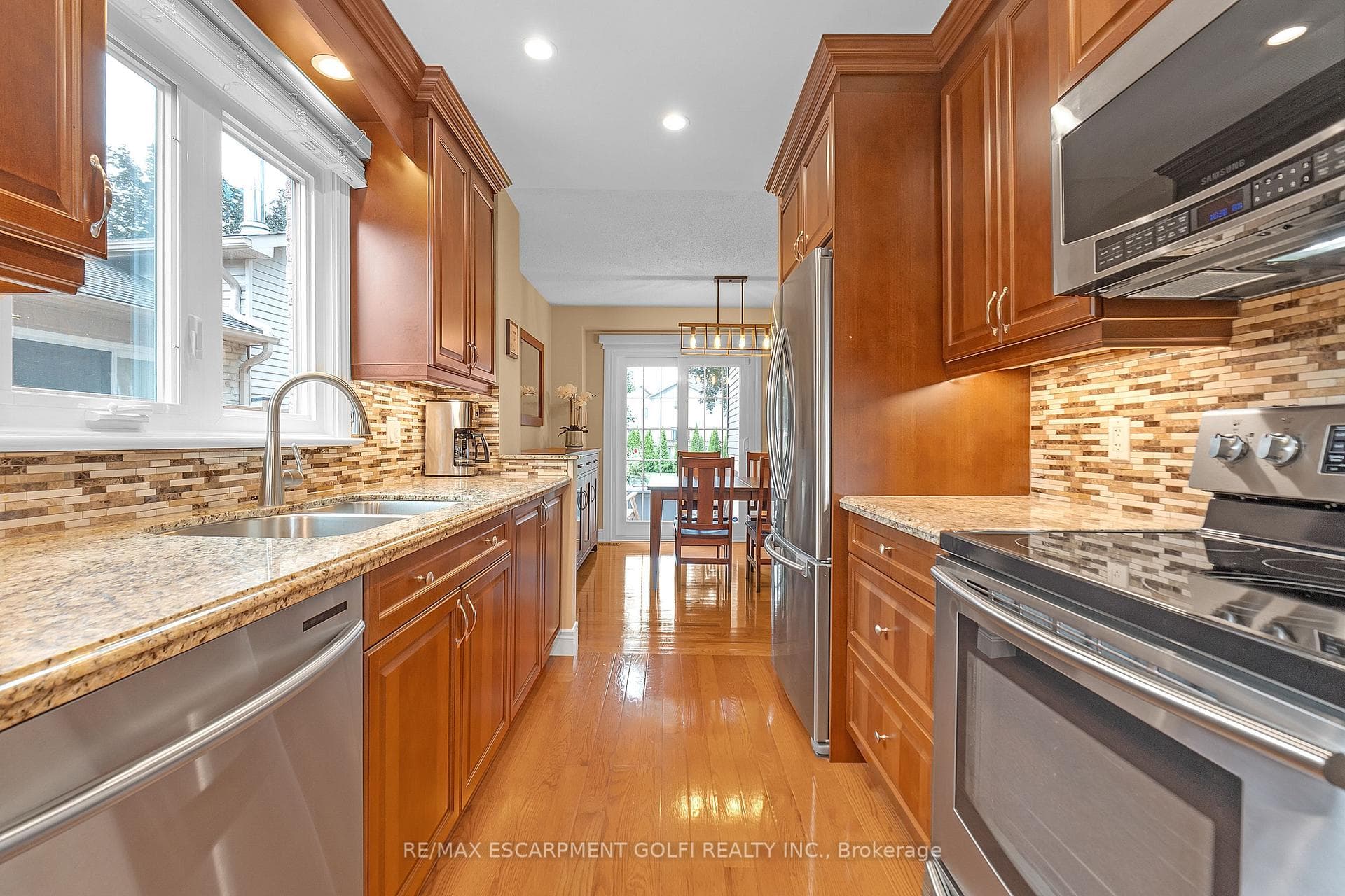 776 Hawkins Crescent photo 9
