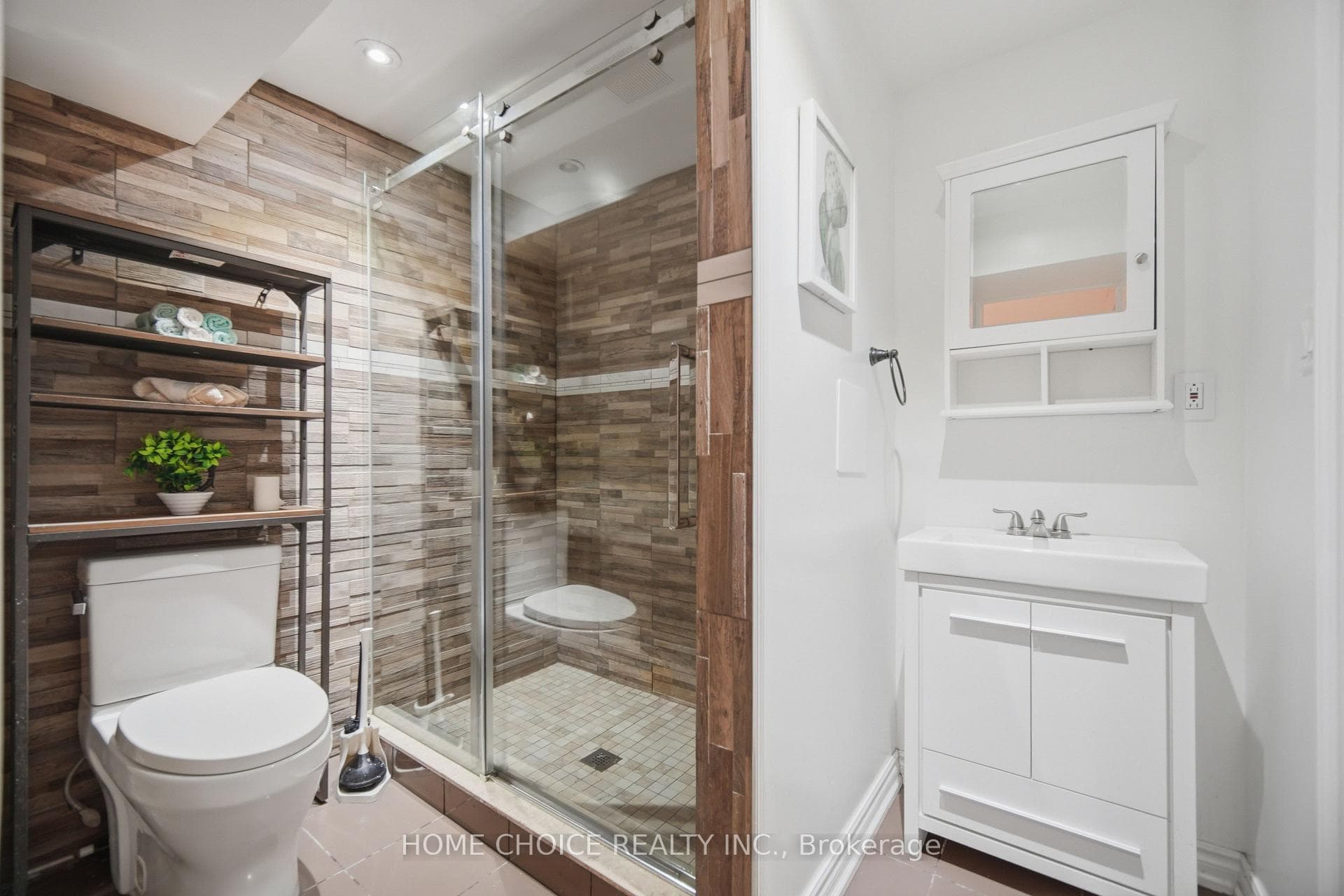670 Dolby Crescent photo 46