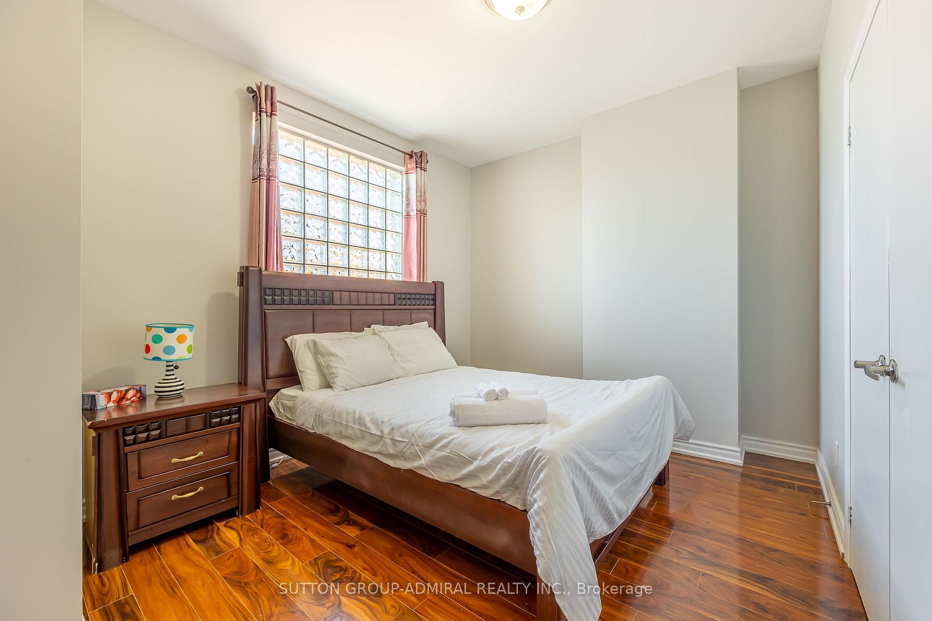 4497 Queen Street photo 7
