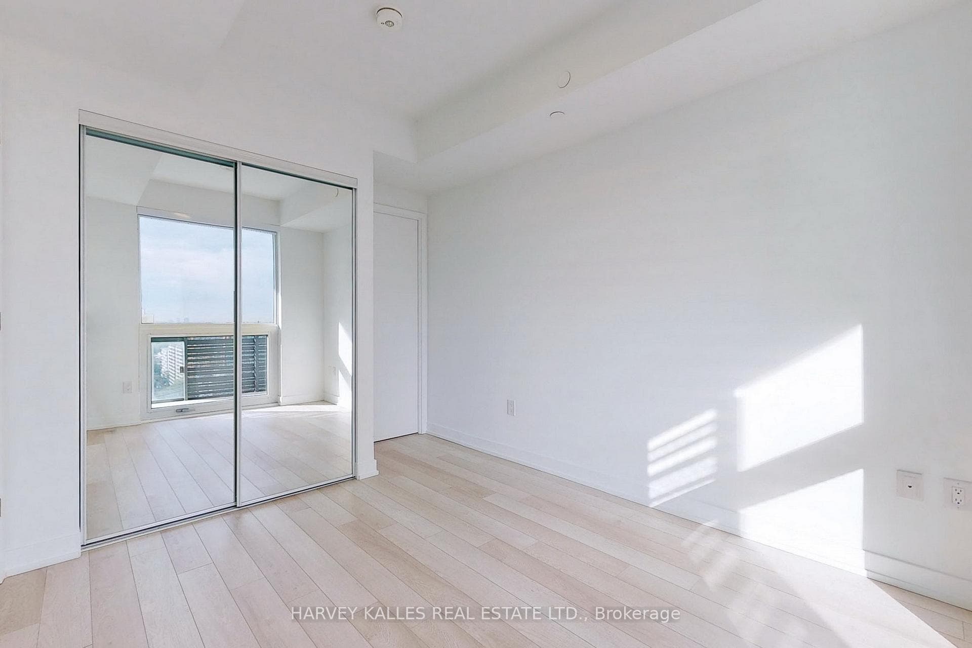 39 Roehampton Avenue Unit 1410 photo 11