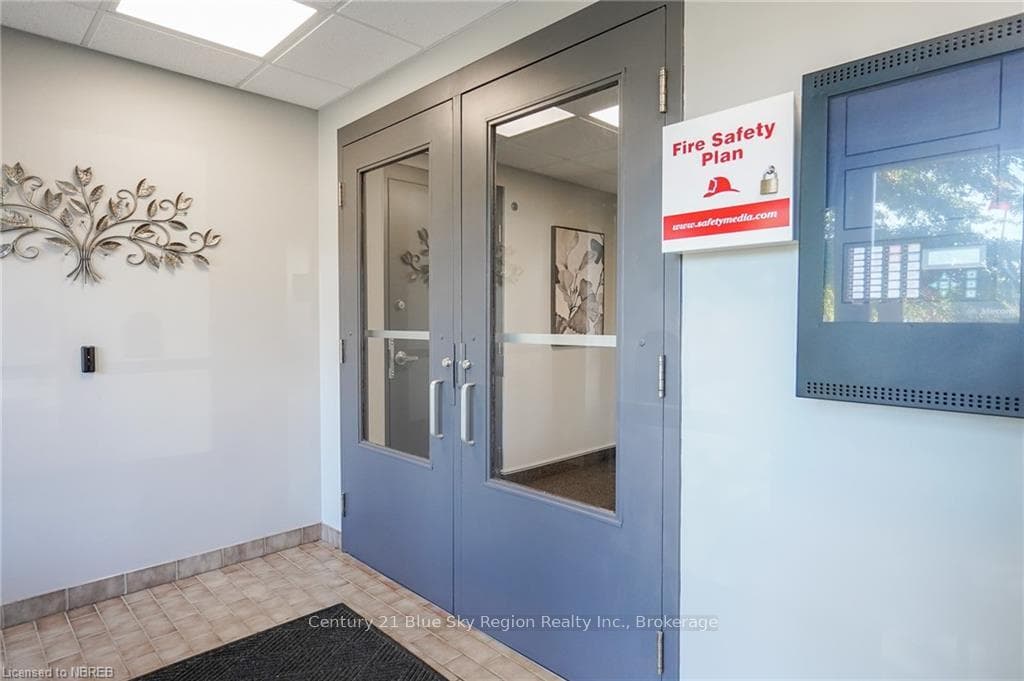 955 STOCKDALE Road Unit 406 photo 32