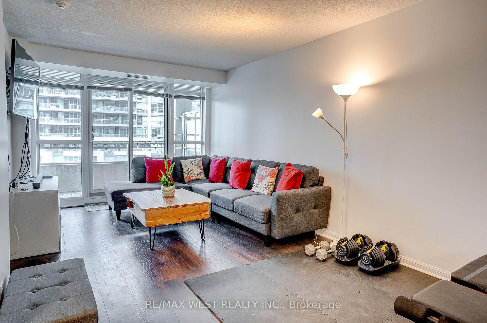 35 Bastion Street Unit 1013 photo 5