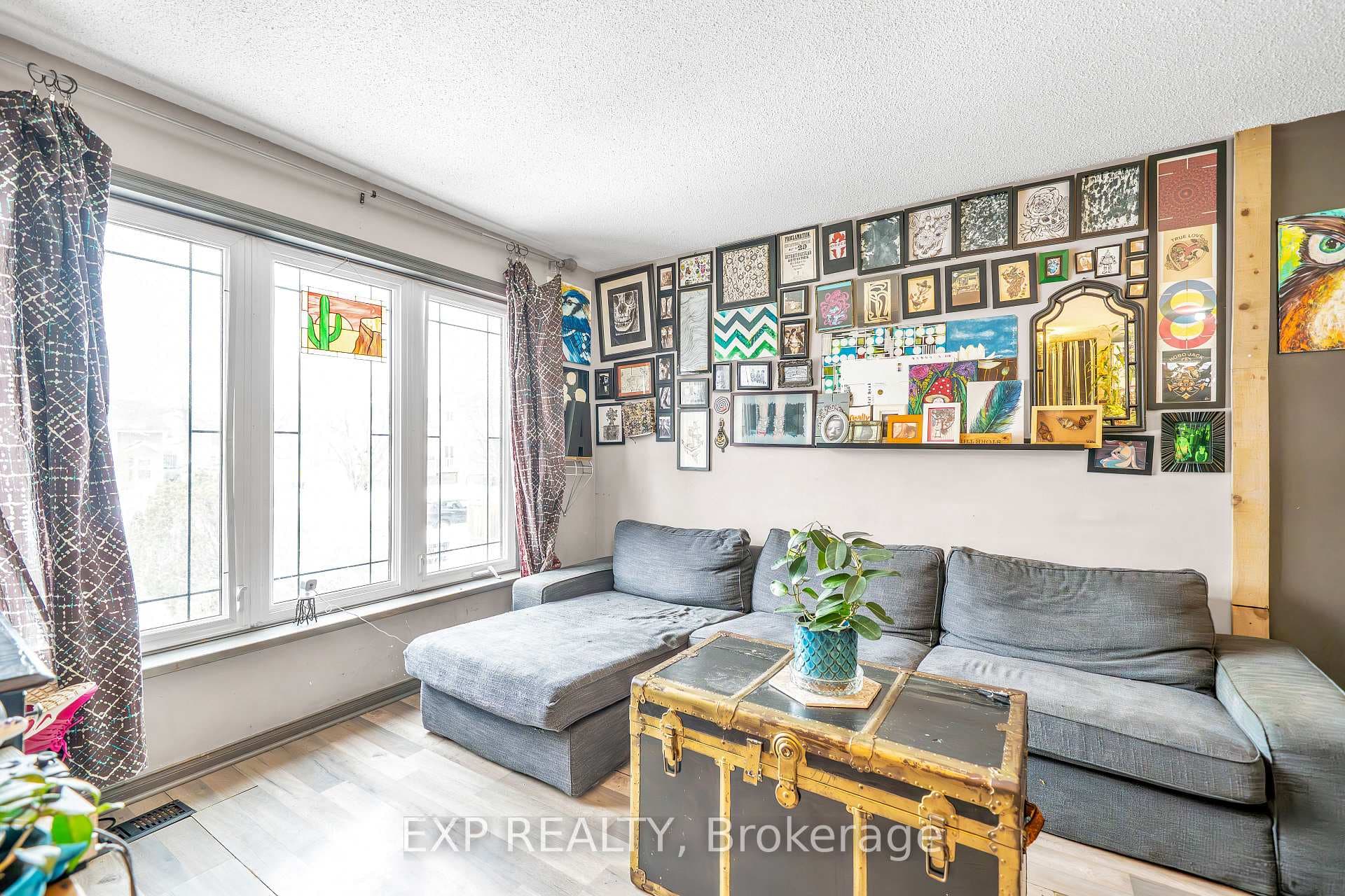 679 Frobisher Court photo 6