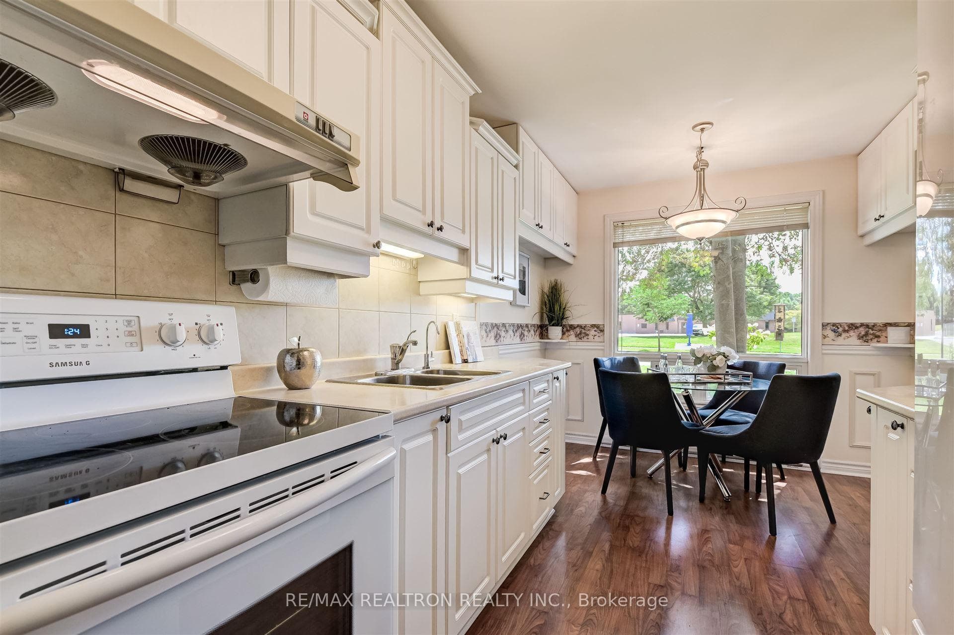 137 William Roe Boulevard photo 13