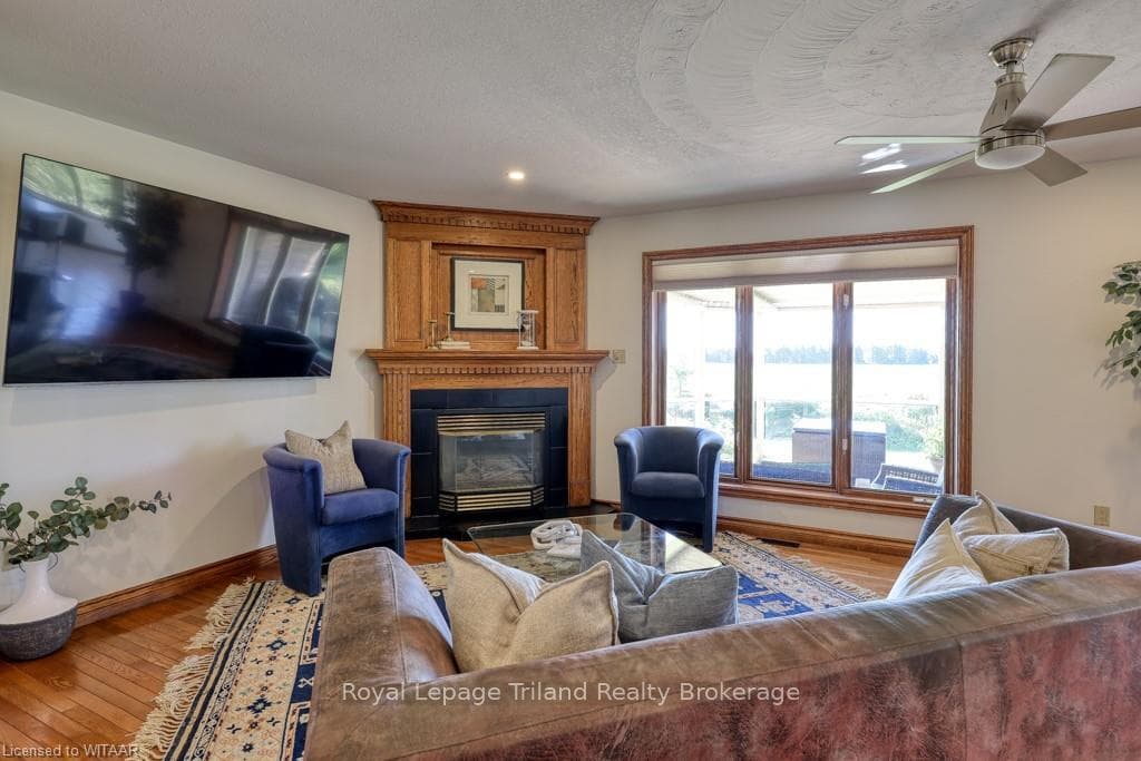 6325 DUNDAS Street photo 17