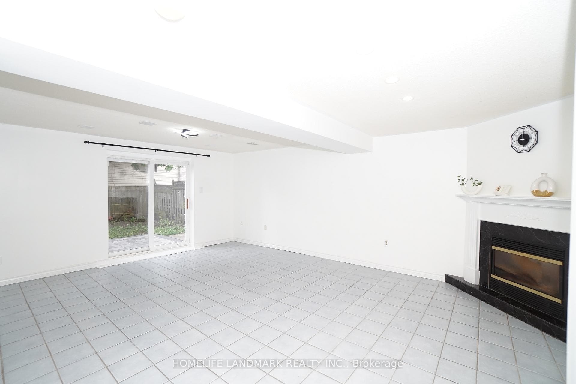 594 Queen Victoria Drive Unit Gound & Bsmt photo 8