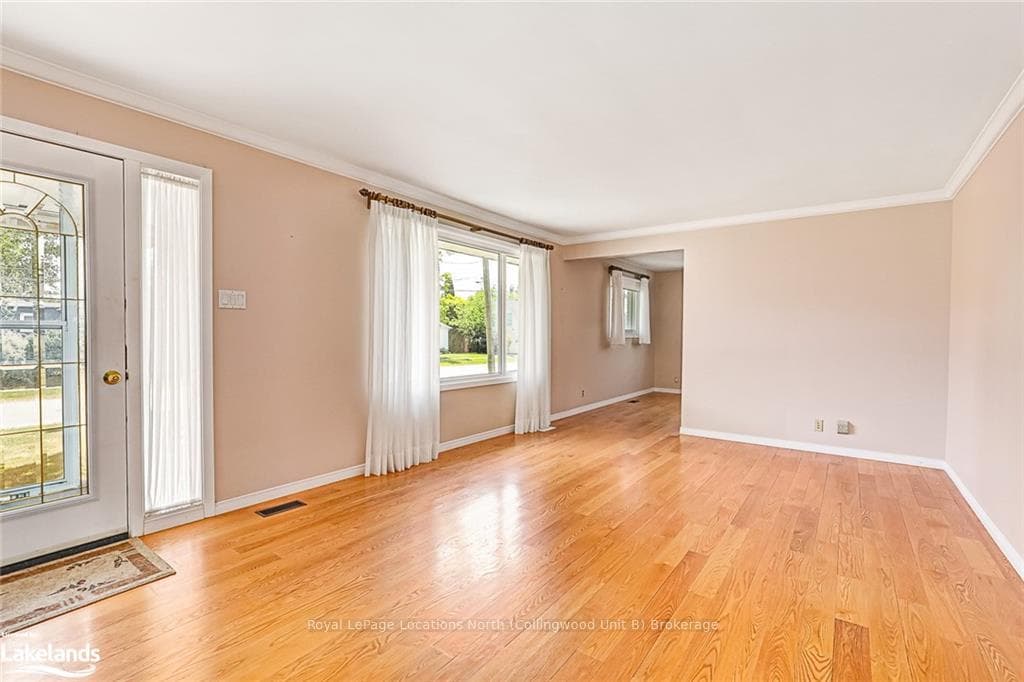 217 SIMCOE Street photo 7
