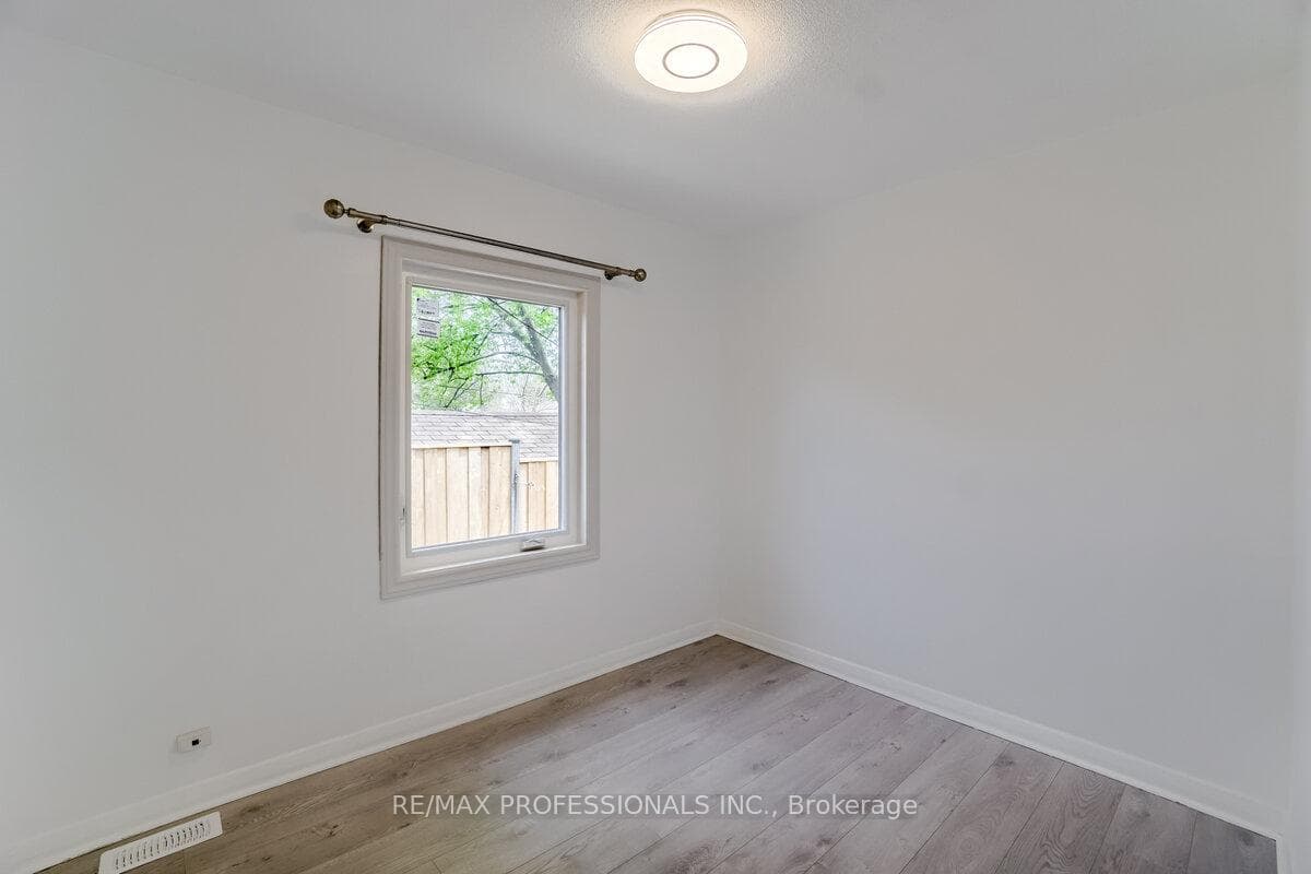 351 Maurice Drive photo 17