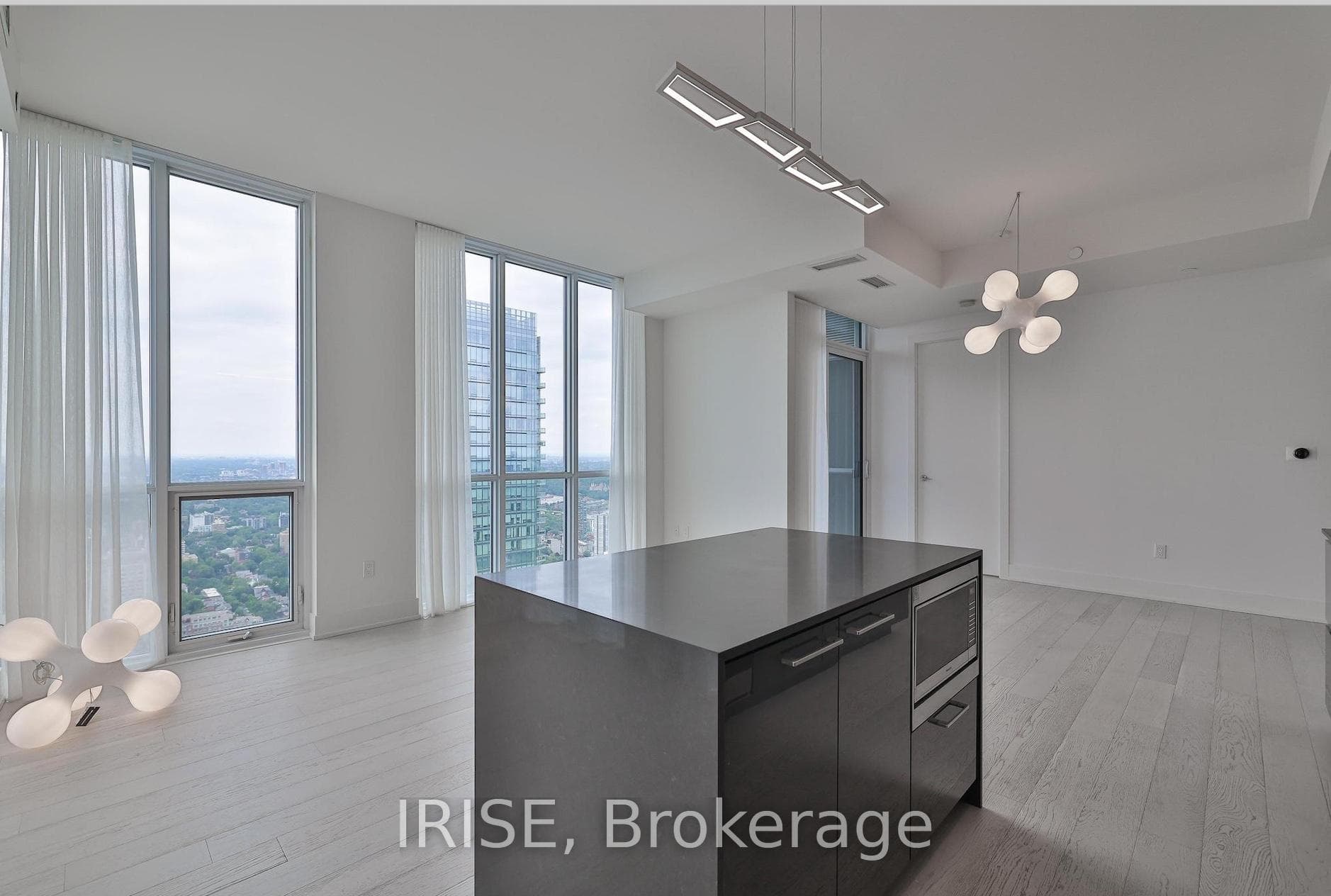 1 Yorkville Avenue Unit 5601 photo 4
