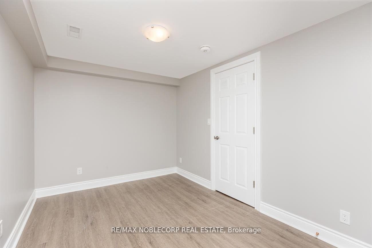 694 Emerson Avenue Unit Lower photo 3