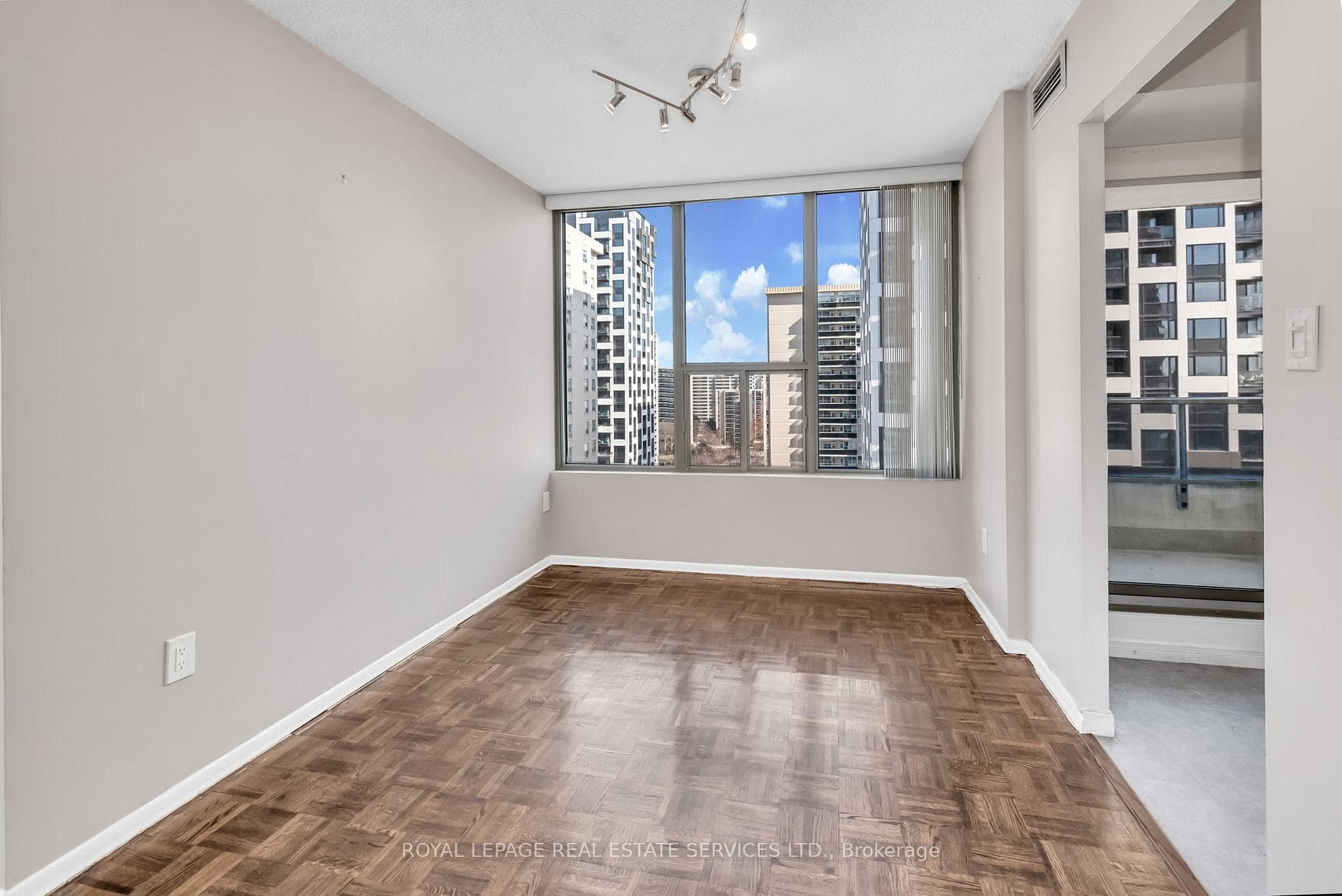 50 Quebec Avenue Unit 1607 photo 8