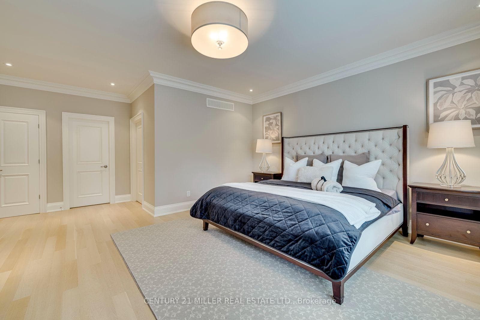 Spacious Bedroom With Closet Area