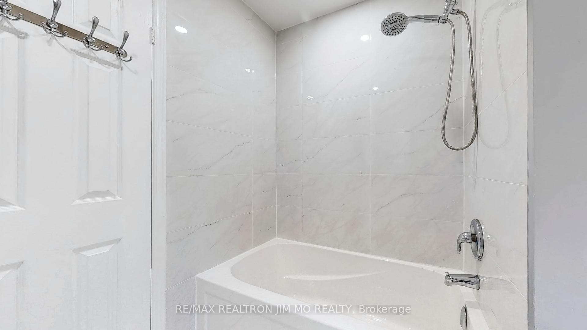 32 Parklawn Crescent photo 18