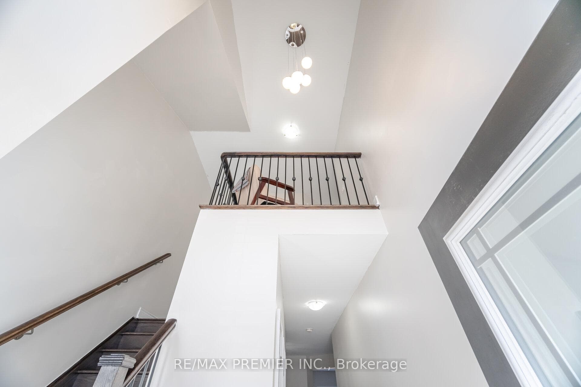 203 Sutherland Avenue photo 4