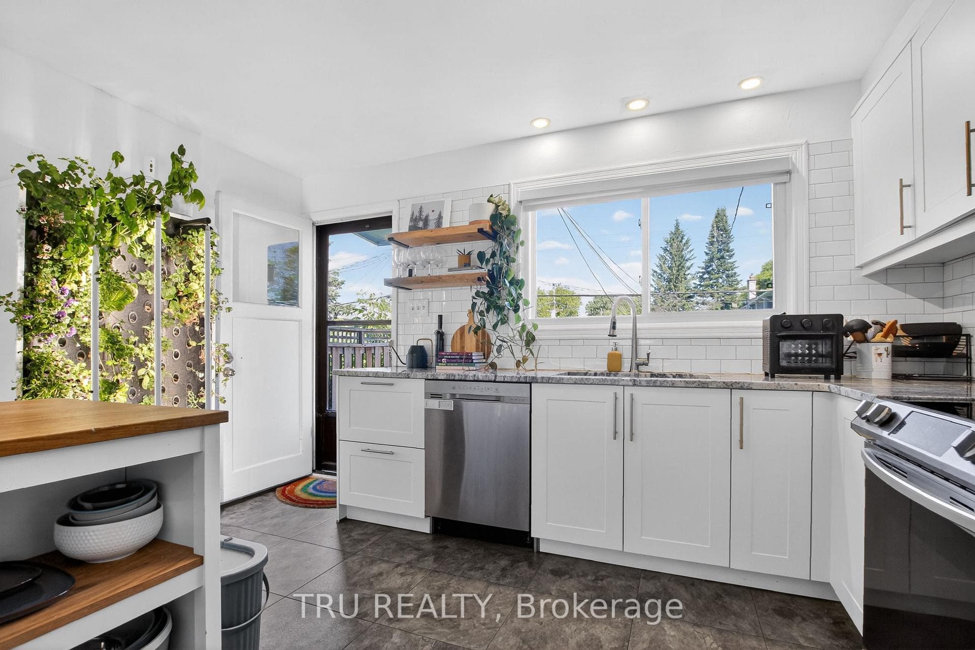 1253 Emperor Avenue photo 13