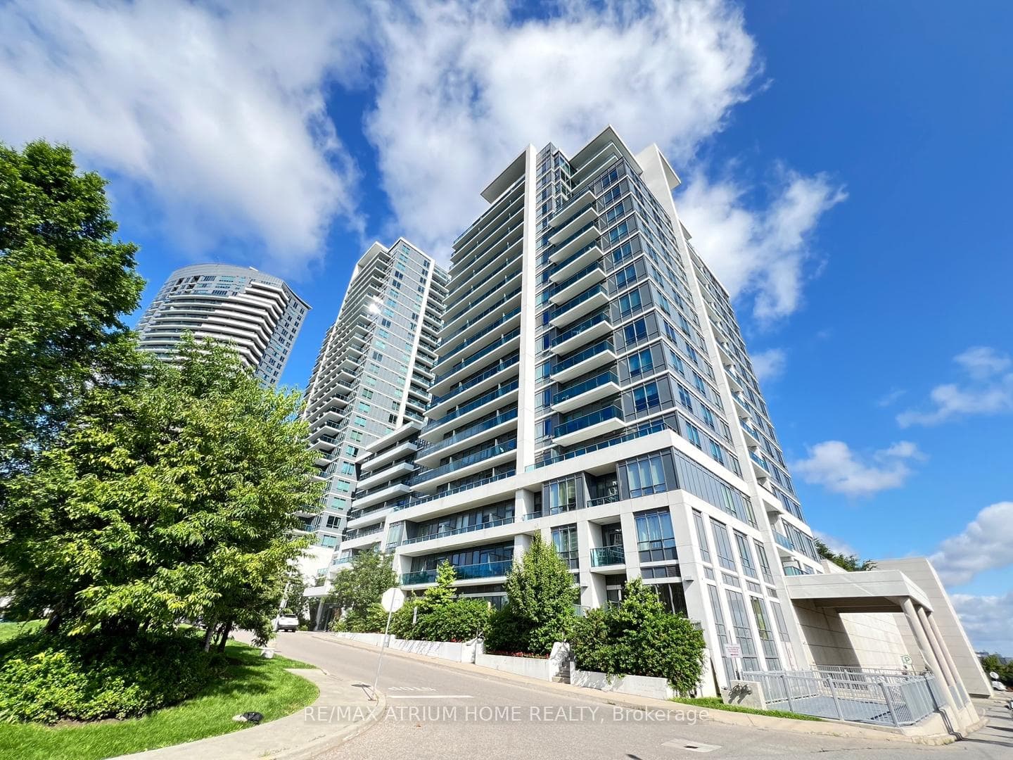 7165 Yonge Street Unit 1612 photo 4