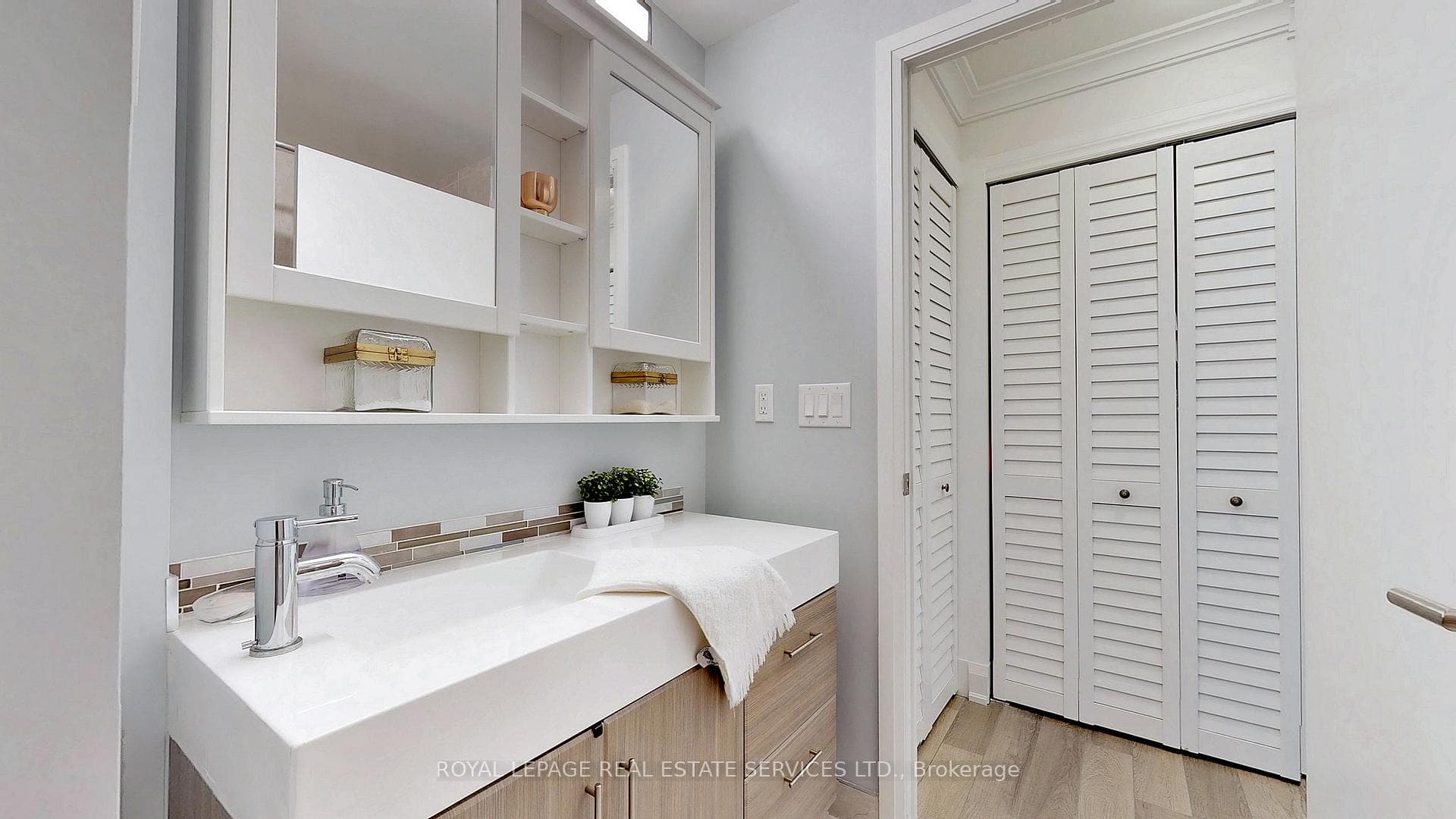 160 Vanderhoof Avenue Unit 813 photo 6