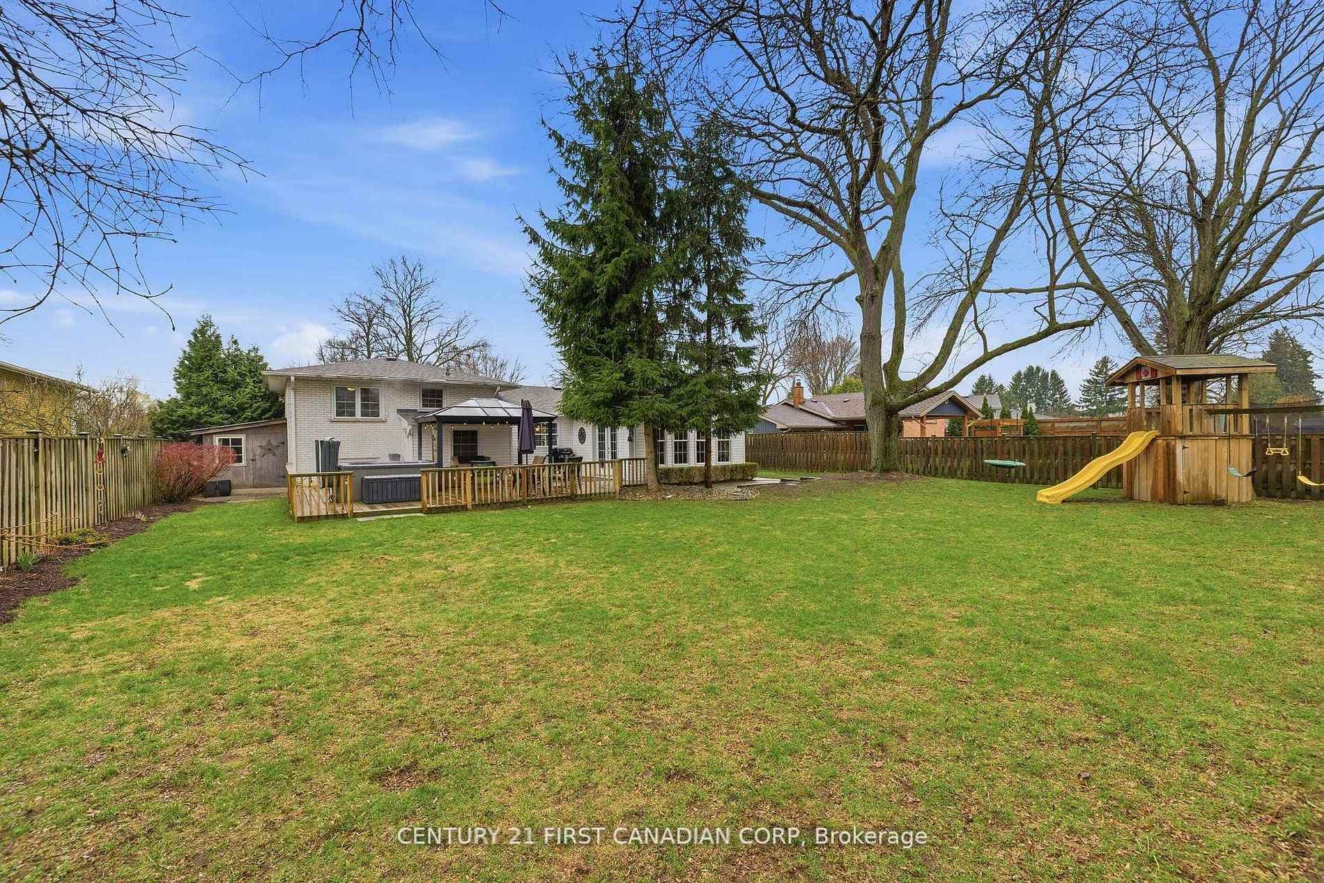 Room for kids and pets - Yard is Fully Fenced
