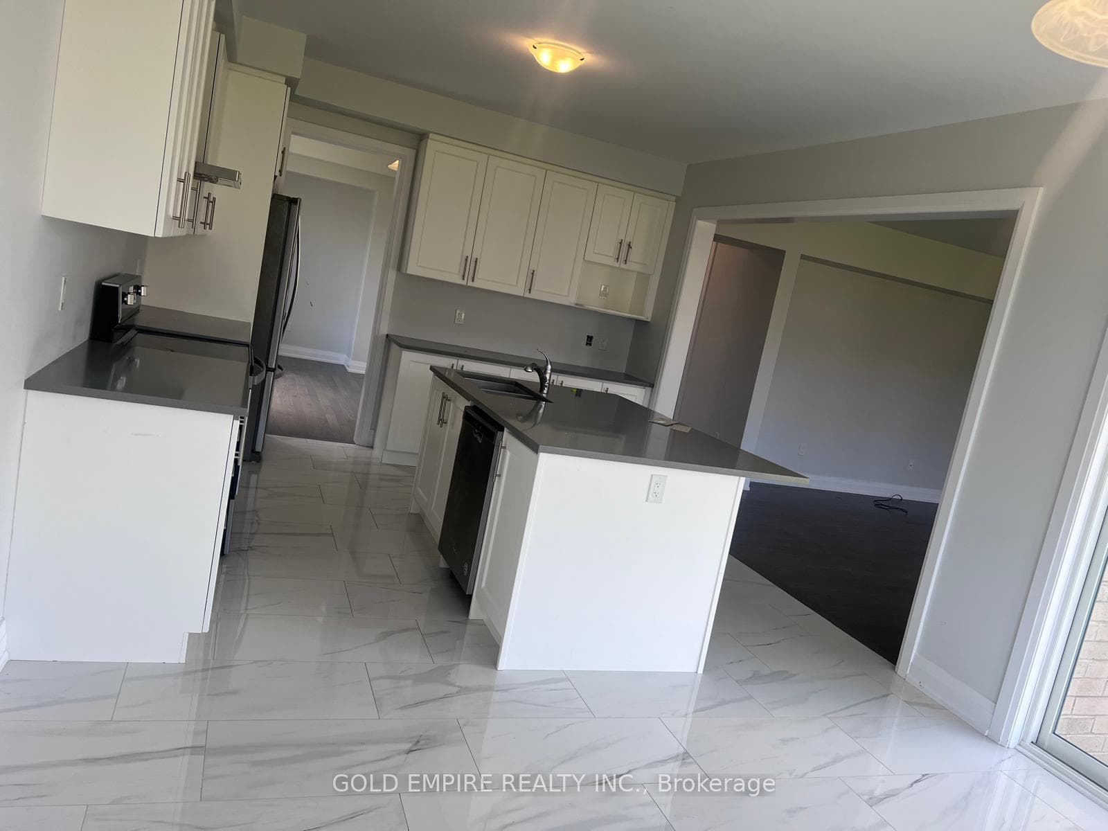 1067 EDINBURGH Drive photo 4