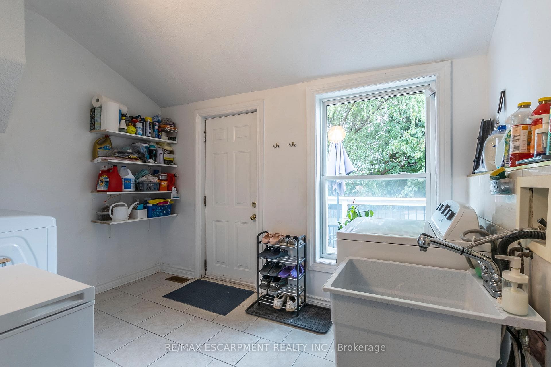 346 Hughson Street photo 23
