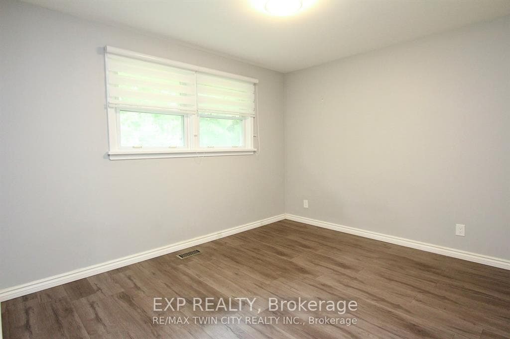 284 Cedar Crescent photo 19