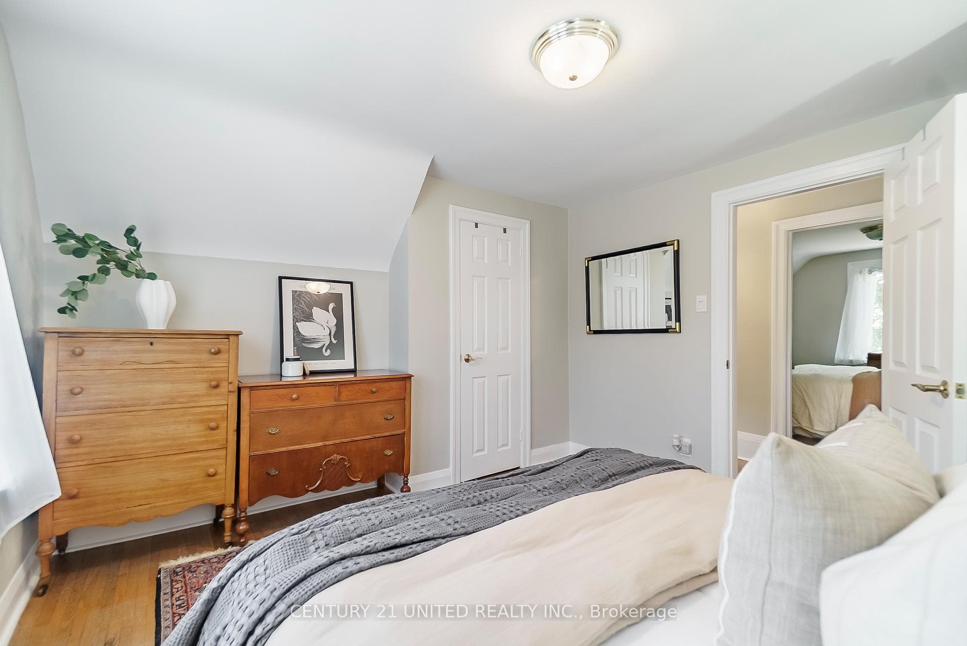 635 Montrose Street photo 32