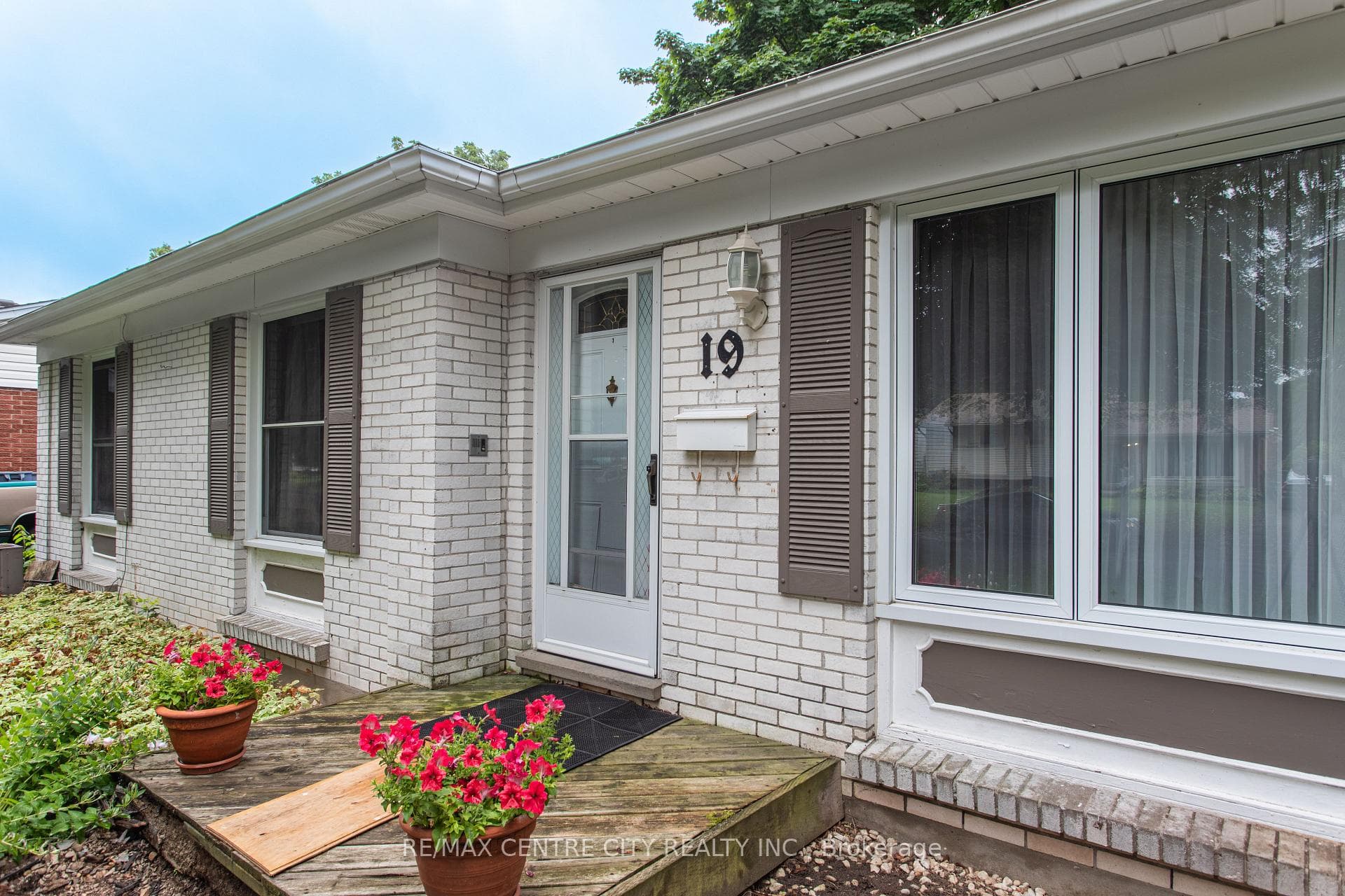 19 Maxwell Crescent photo 3