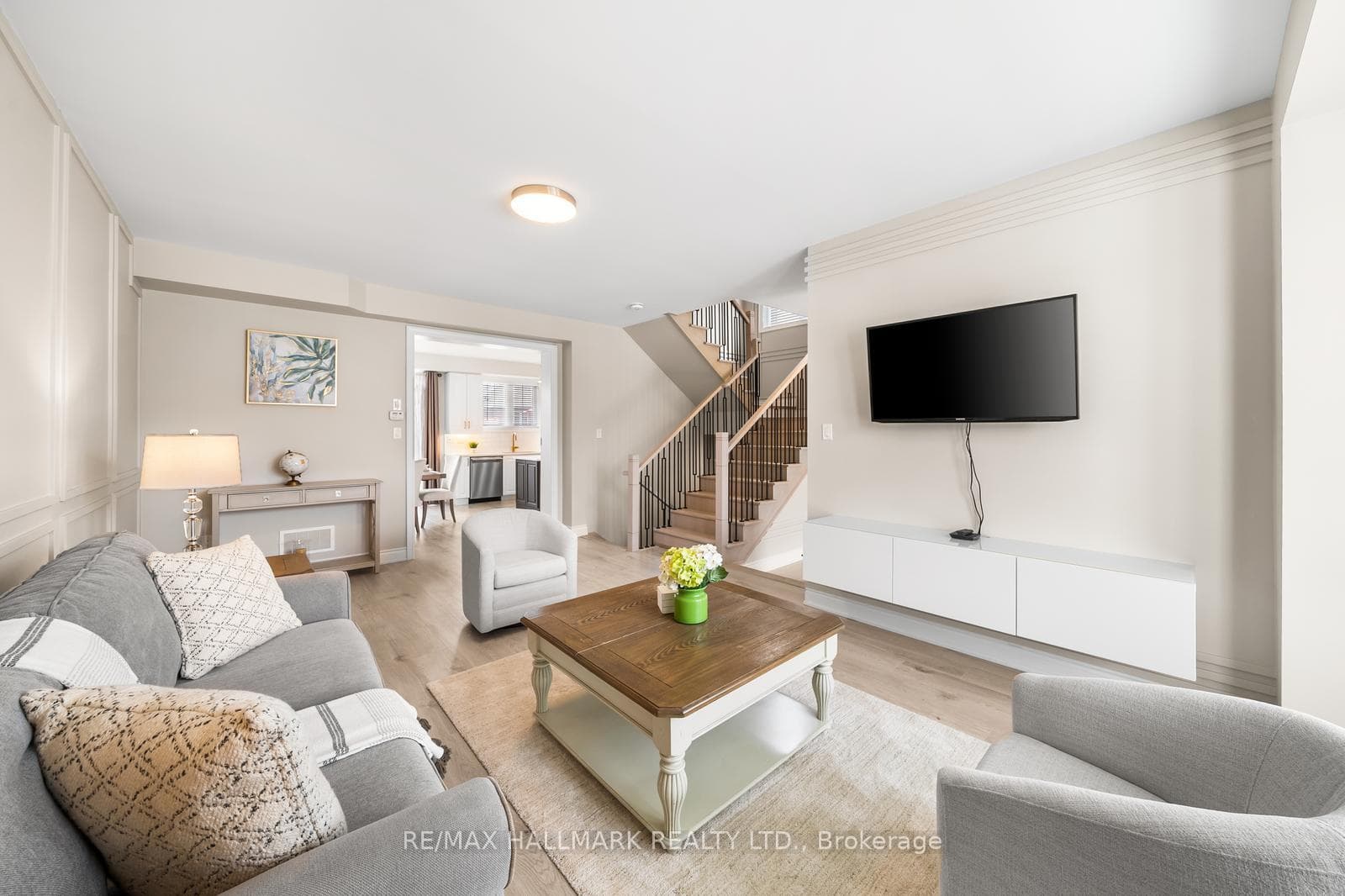 318 CORONATION Road photo 7