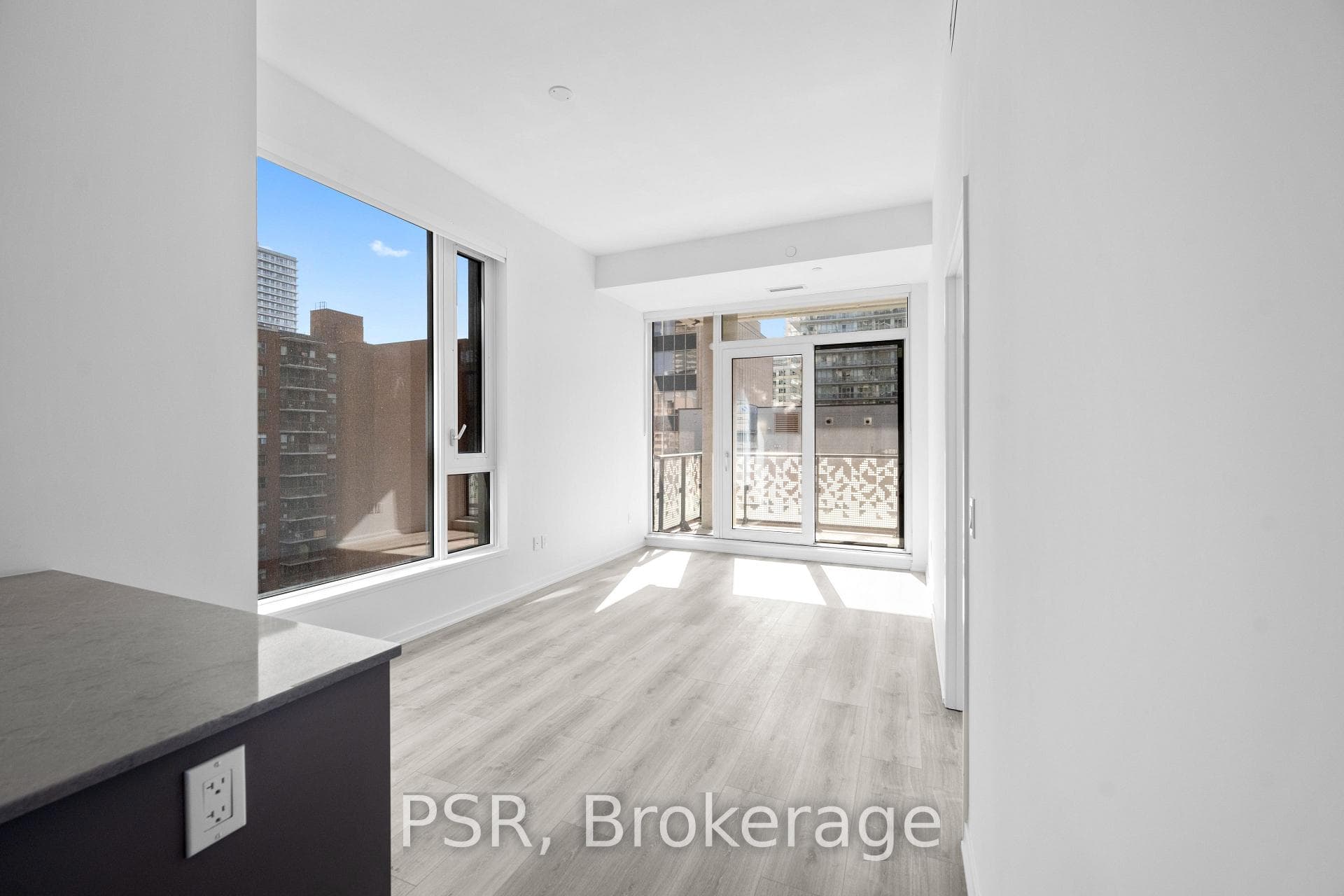101 Roehampton Avenue Unit 908 photo 2