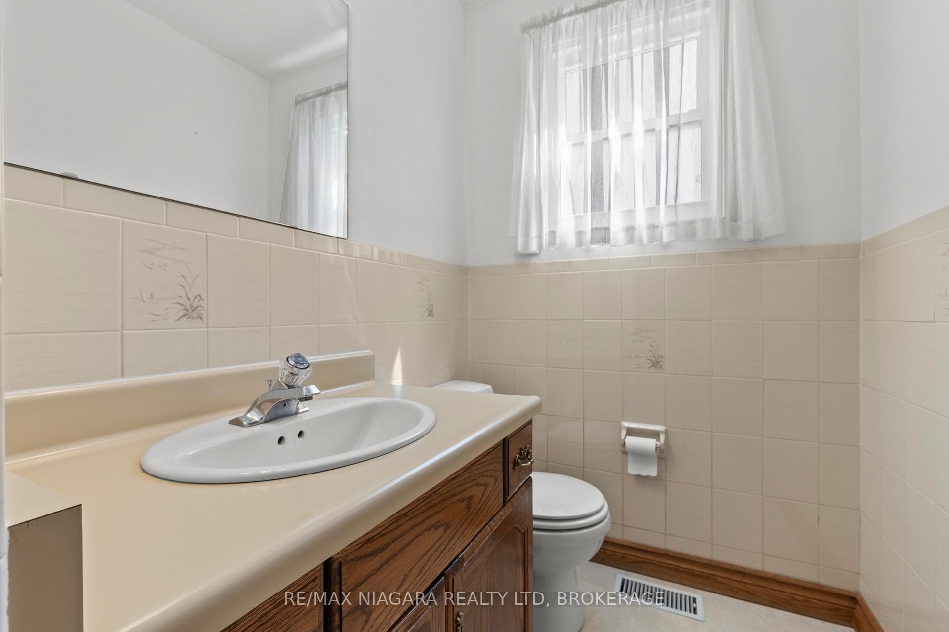 6628 Argyll Crescent photo 22