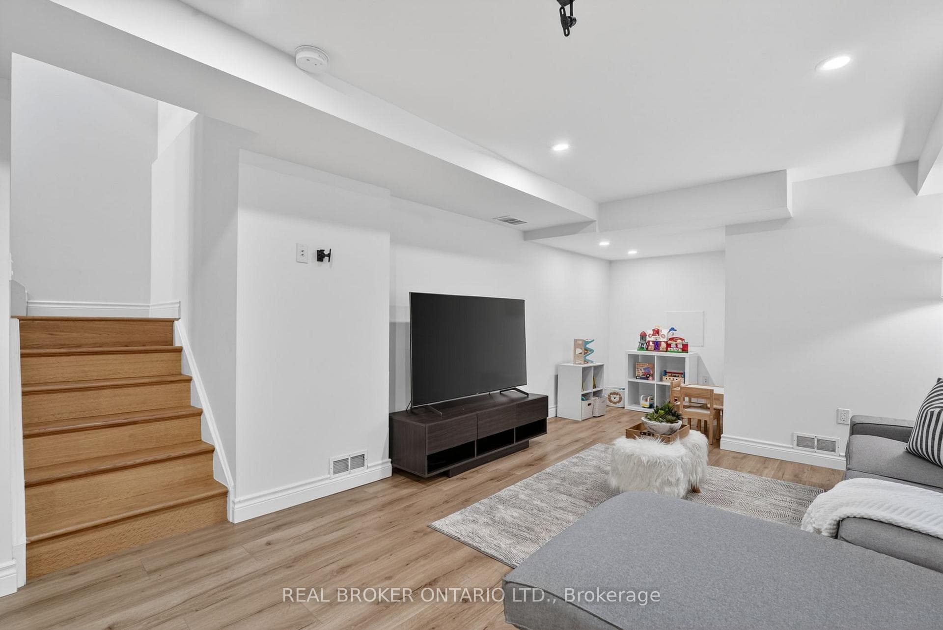 62 Moore Crescent photo 29