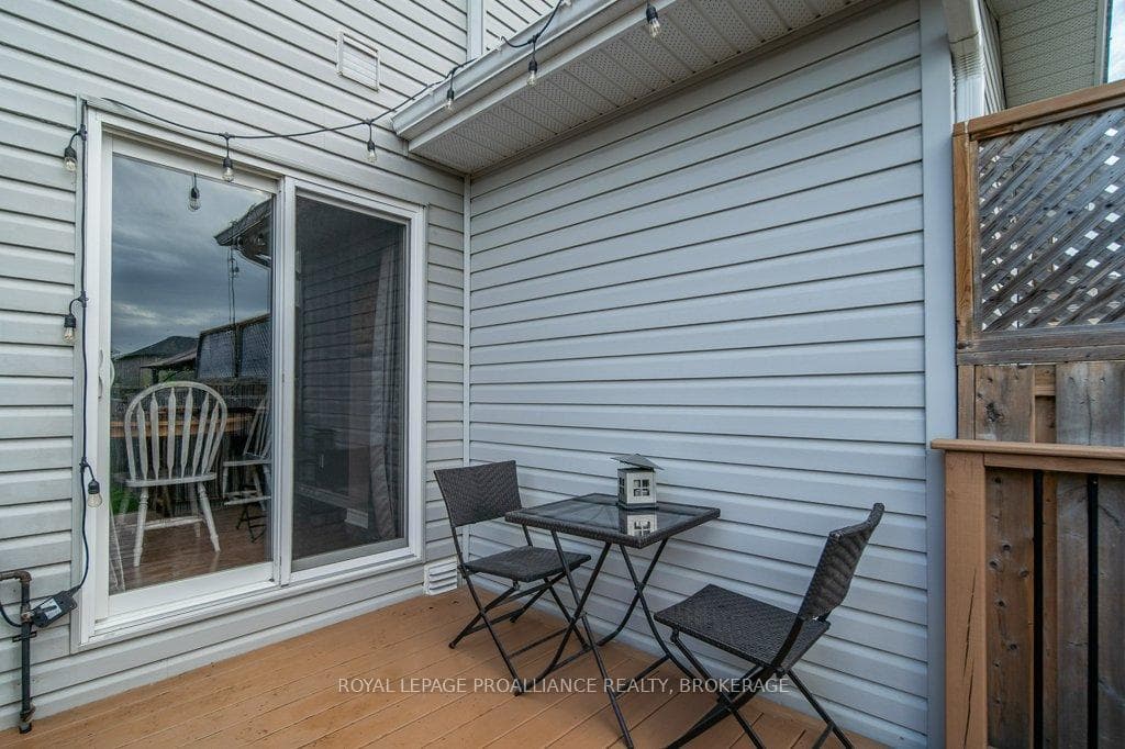 1560 Davenport Crescent photo 41