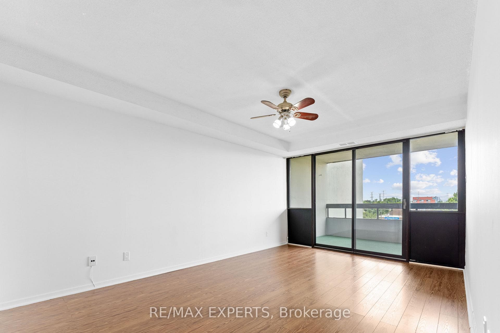 8111 Yonge Street Unit 607 photo 11