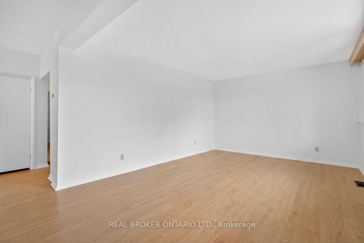 8 Westmount Drive photo 5