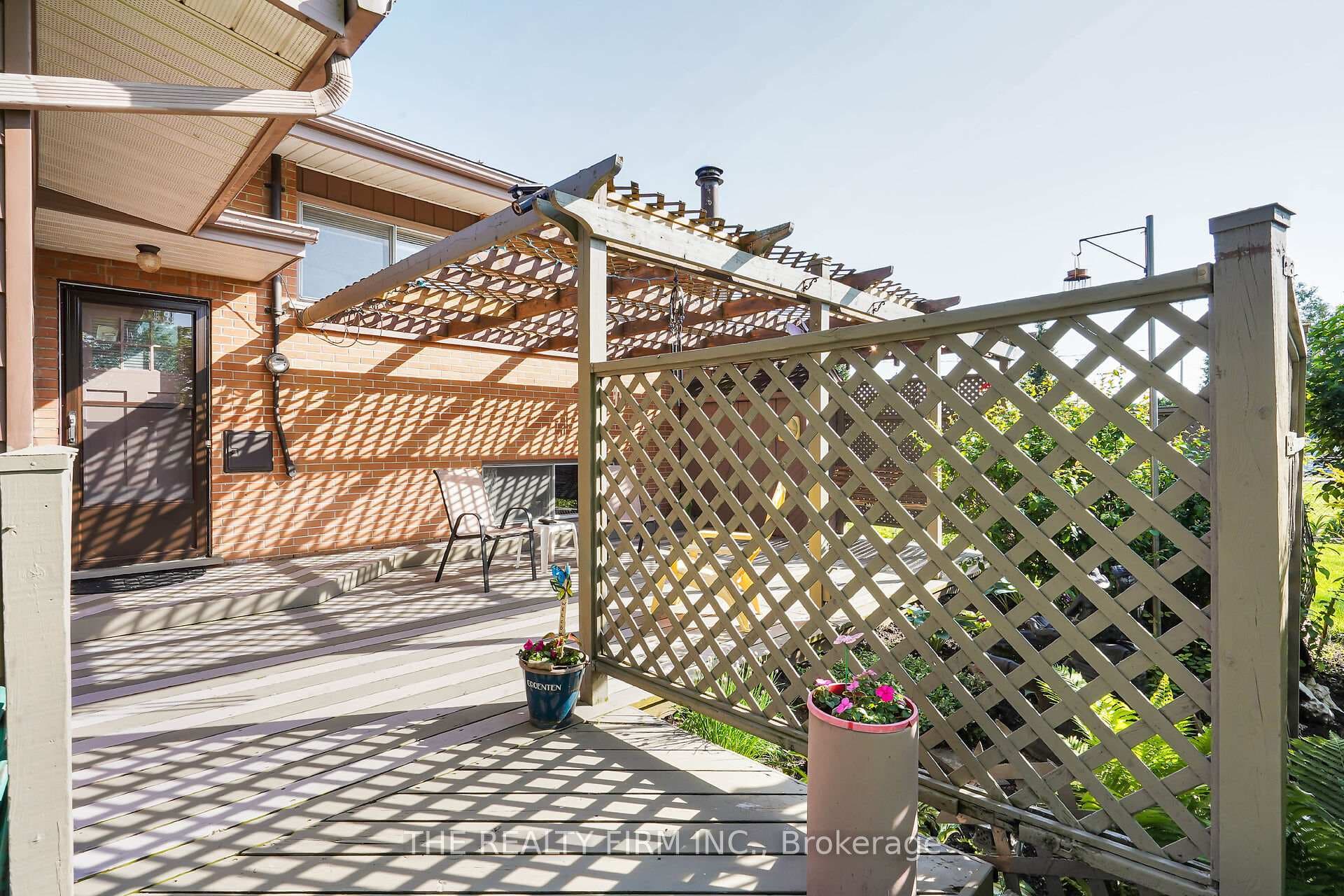 121 Goldwick Crescent photo 30