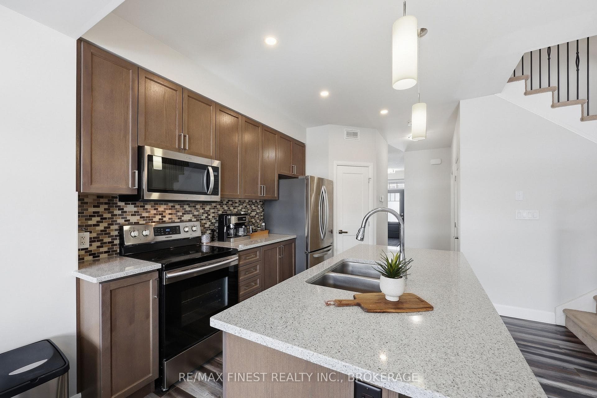 1553 Davenport Crescent photo 11