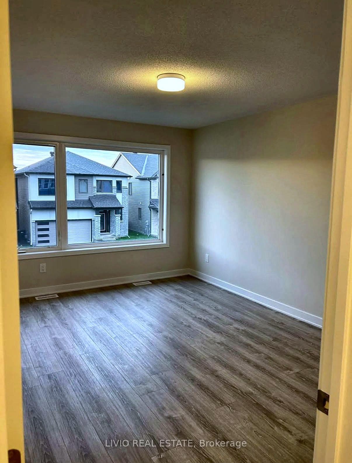 1007 SHOWMAN Street photo 8