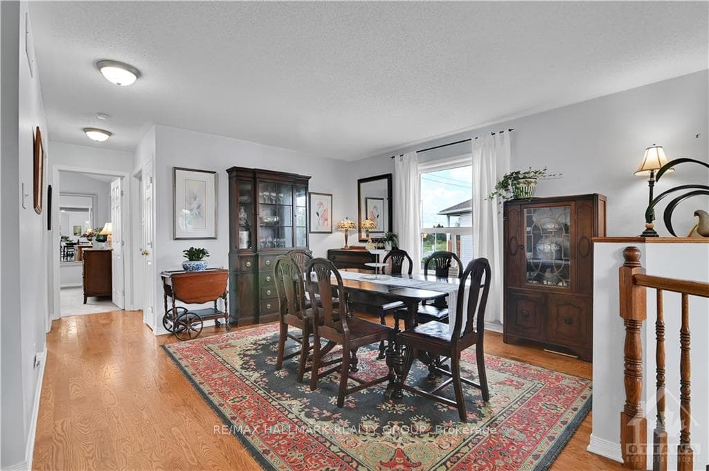 150 CASTLE GLEN Crescent photo 11