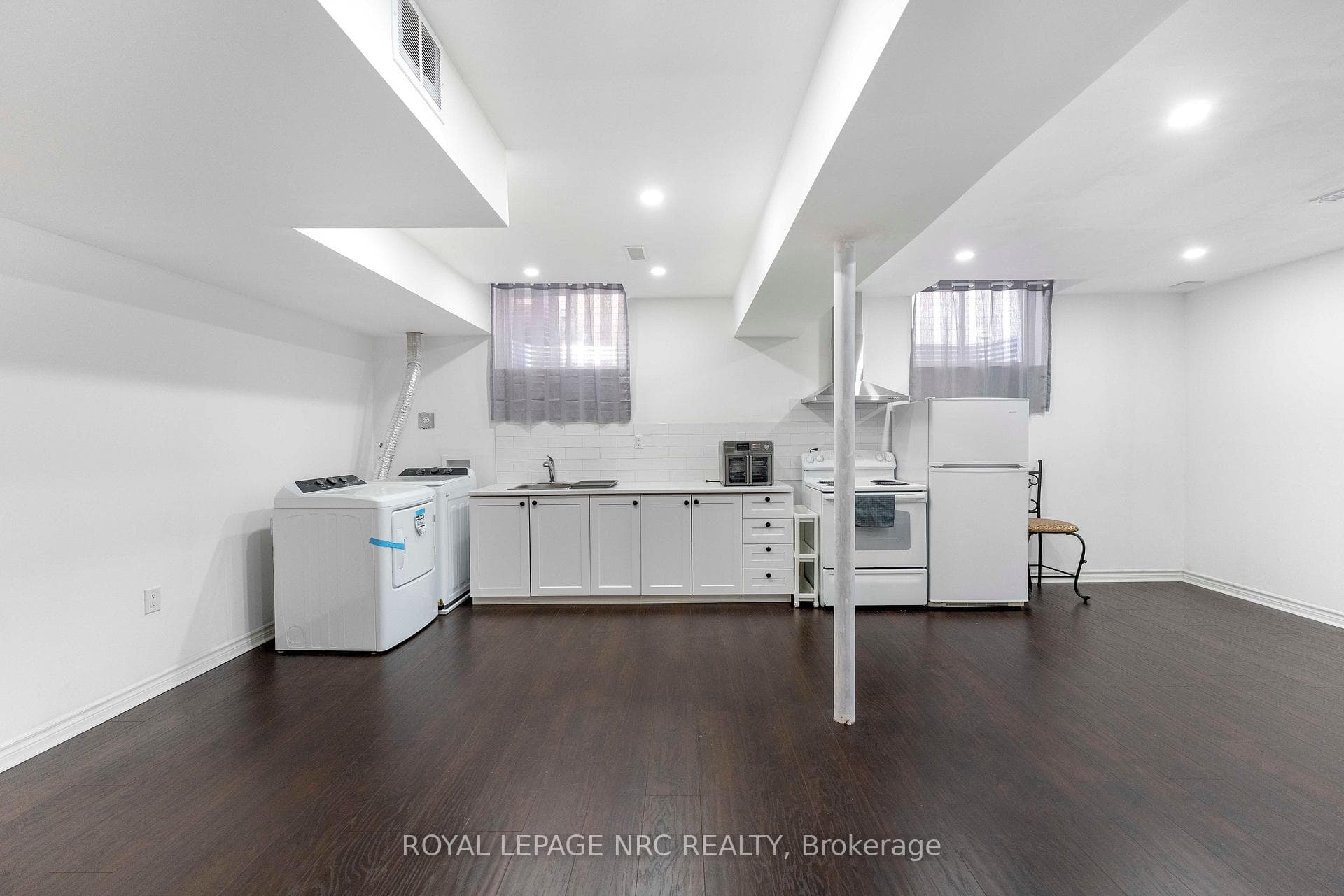 12 Swan Avenue photo 38