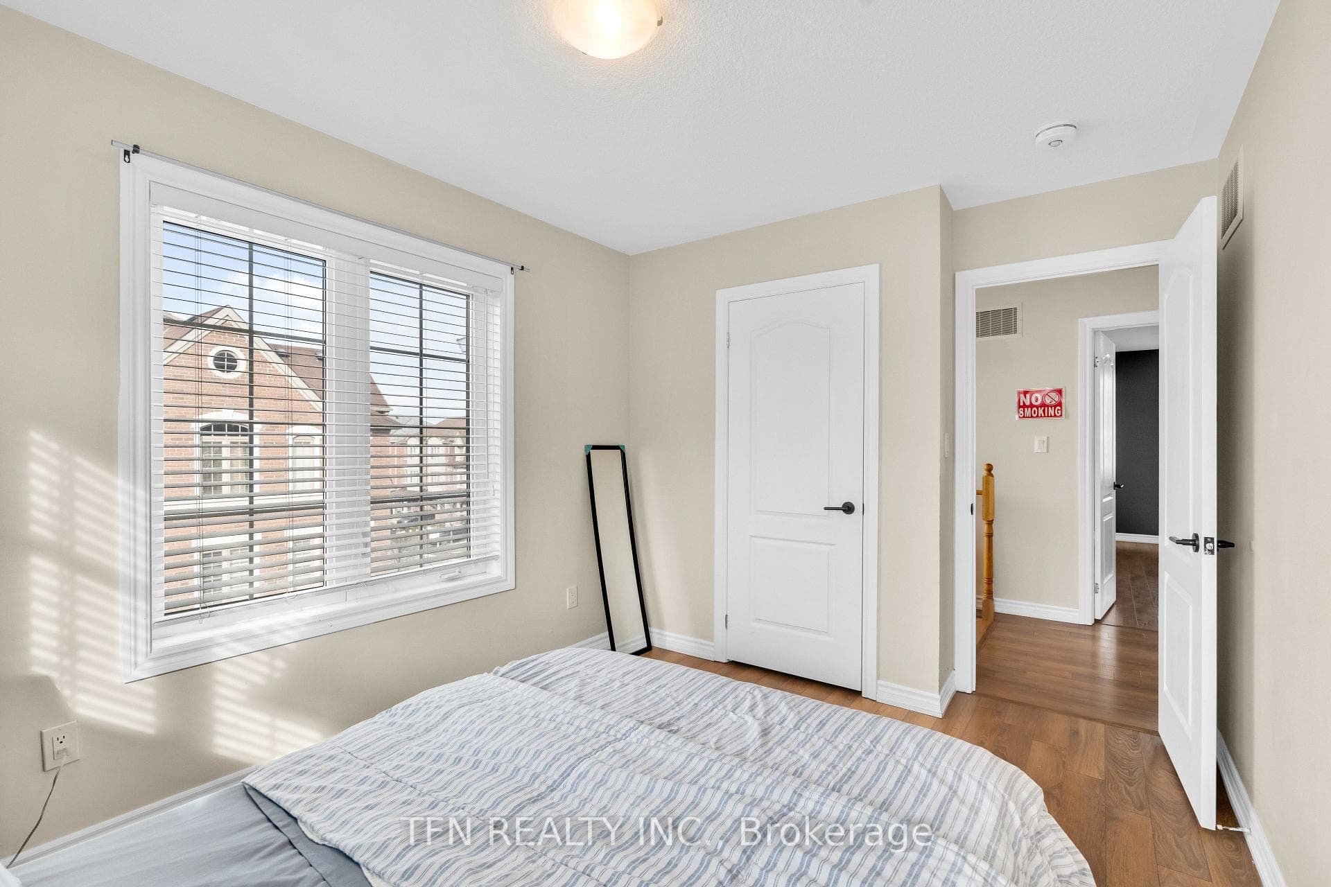 2 Shiff Crescent photo 26