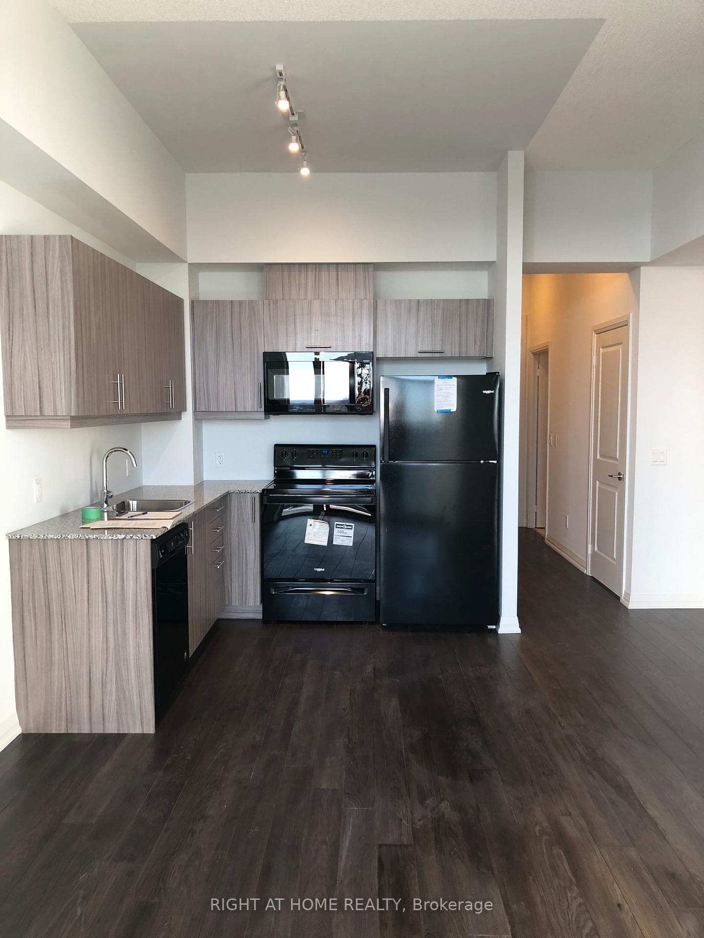 30 Meadowglen Place Unit 2708 photo 2