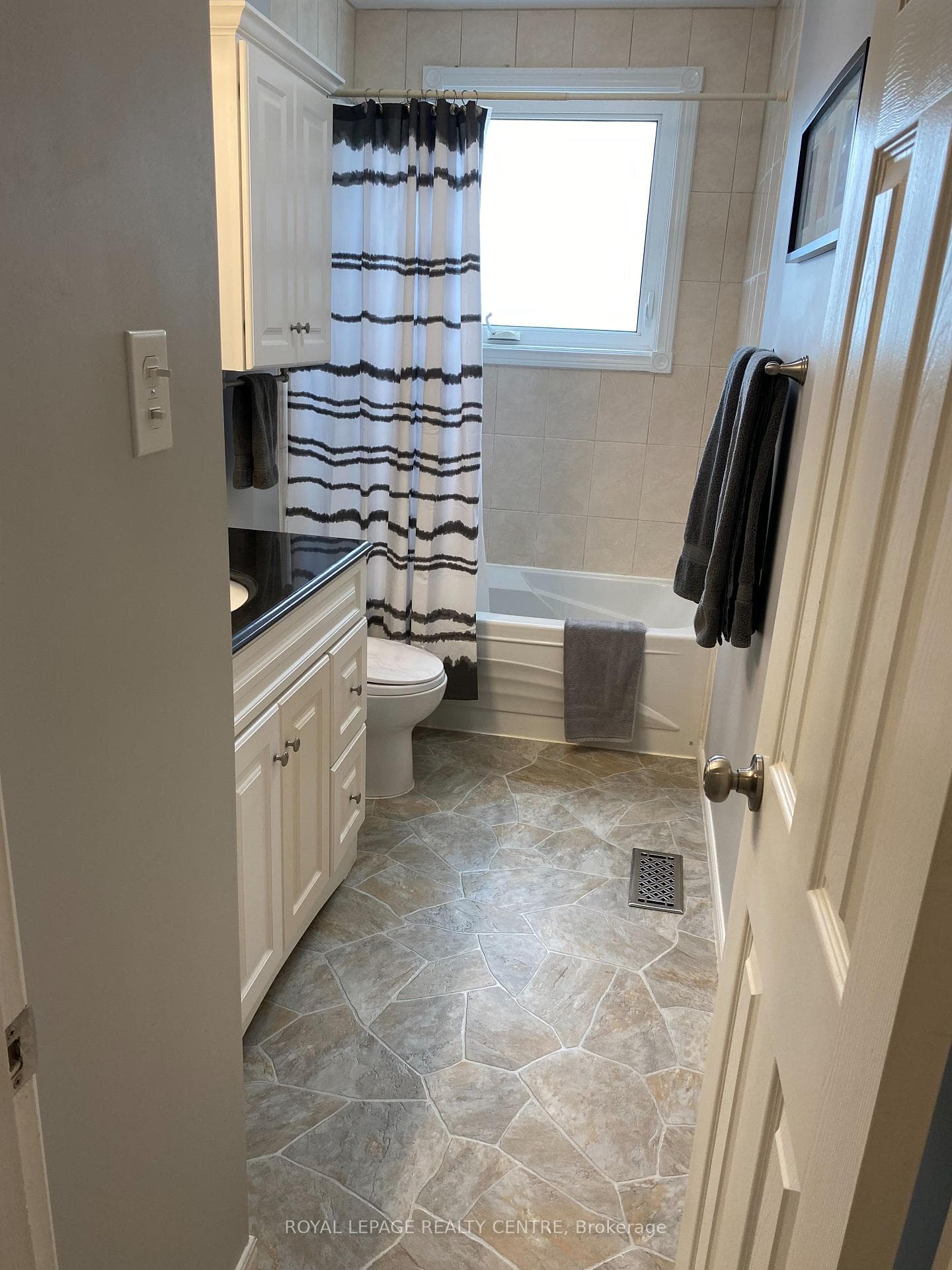 35 Aintree Crescent photo 17