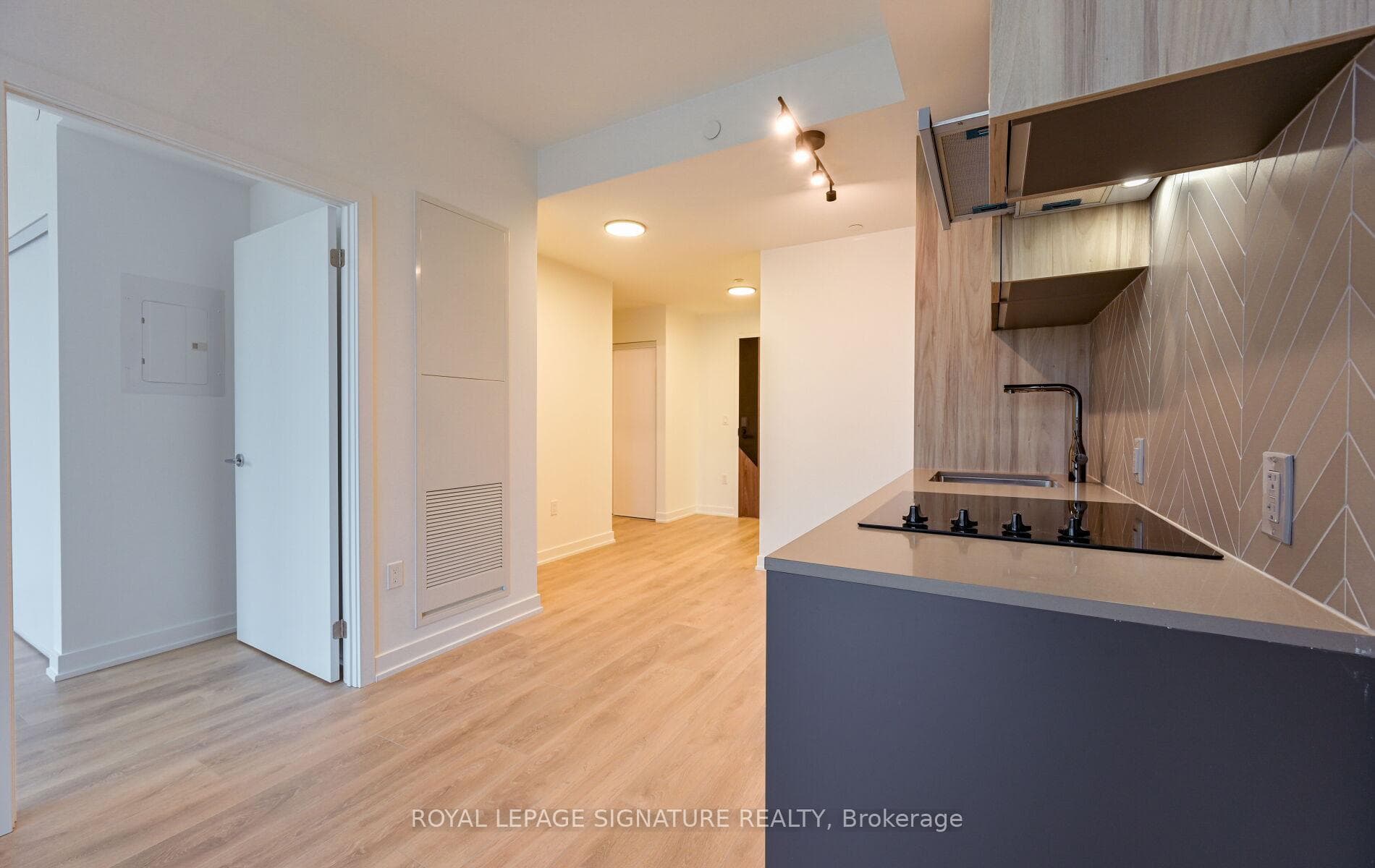 1037 The Queensway N/A Unit 707 photo 22